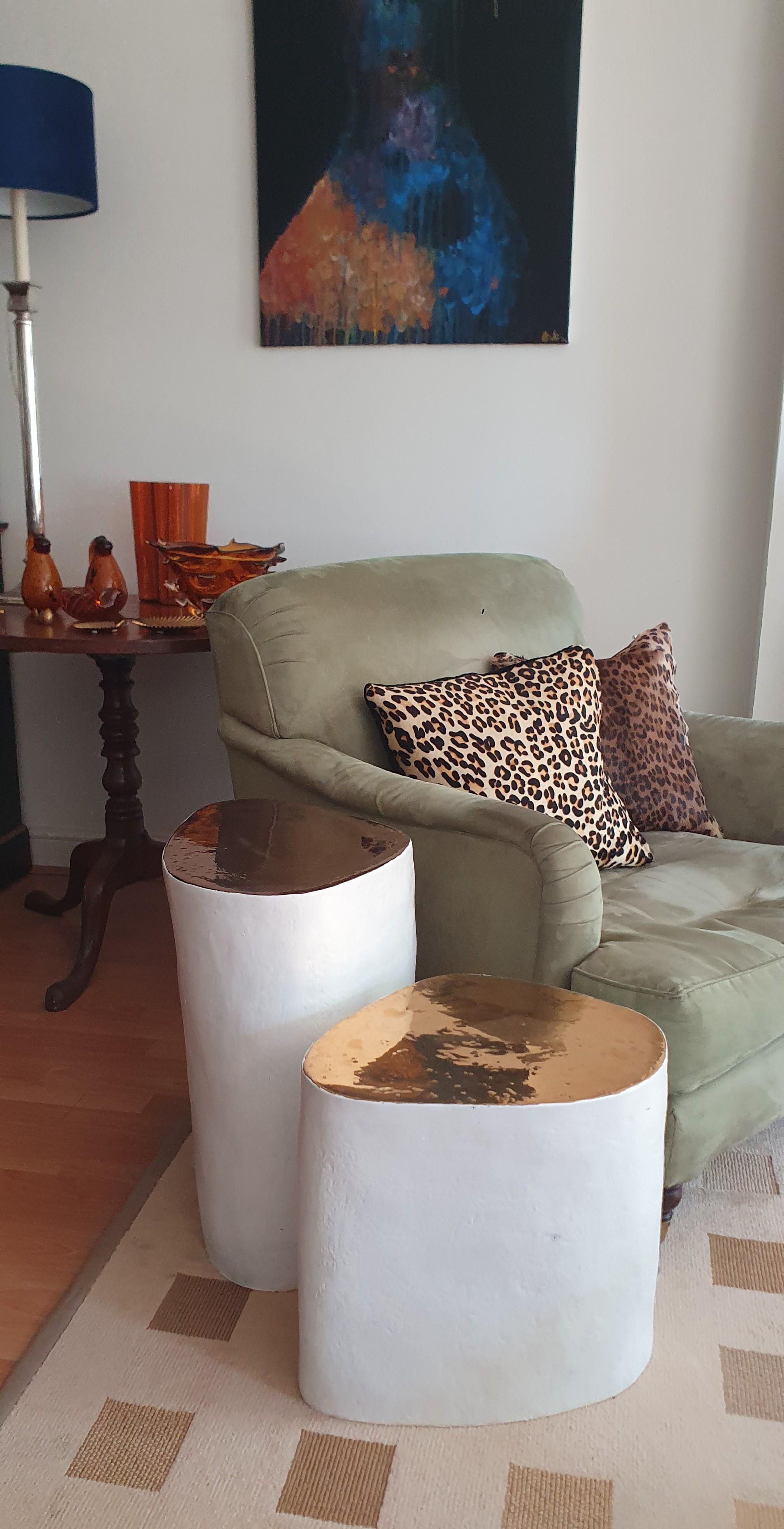 Table d'appoint en céramique blanche de forme irrégulière faite à la main avec plateau en glaçure cuivrée en vente 6