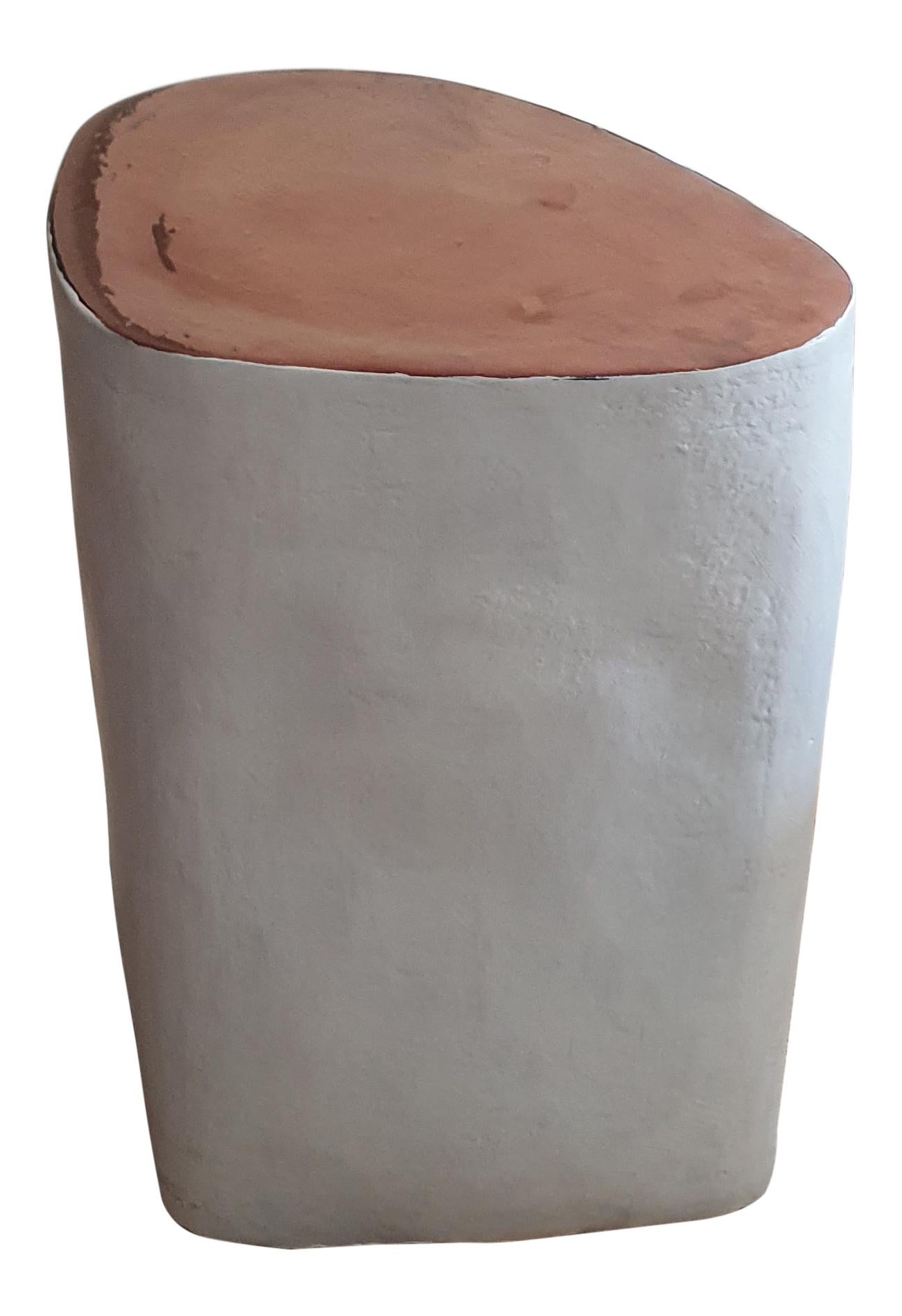 Table d'appoint en céramique blanche de forme irrégulière faite à la main avec plateau en glaçure cuivrée en vente 5