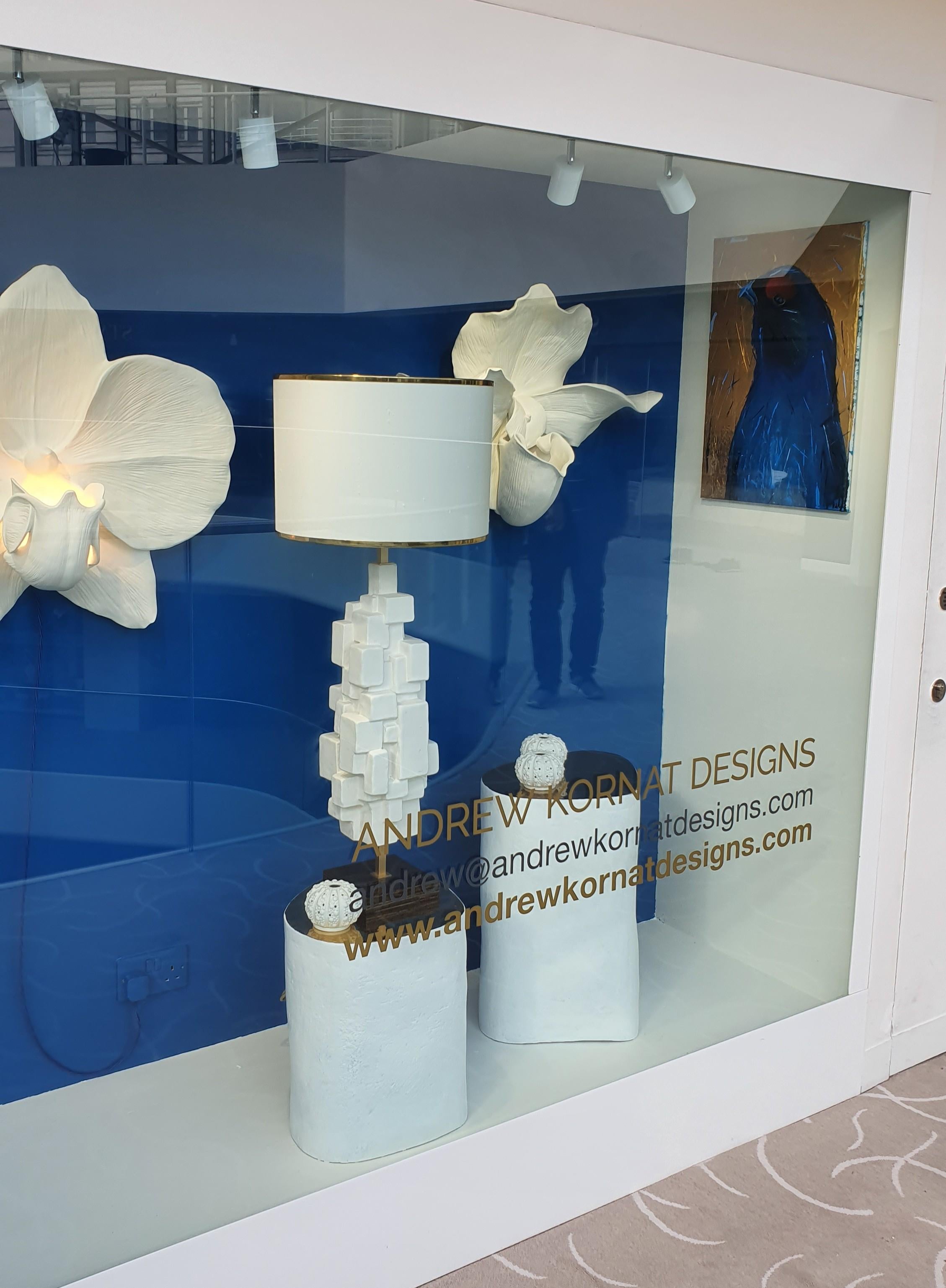 Table d'appoint en céramique blanche de forme irrégulière faite à la main avec plateau en glaçure cuivrée en vente 13