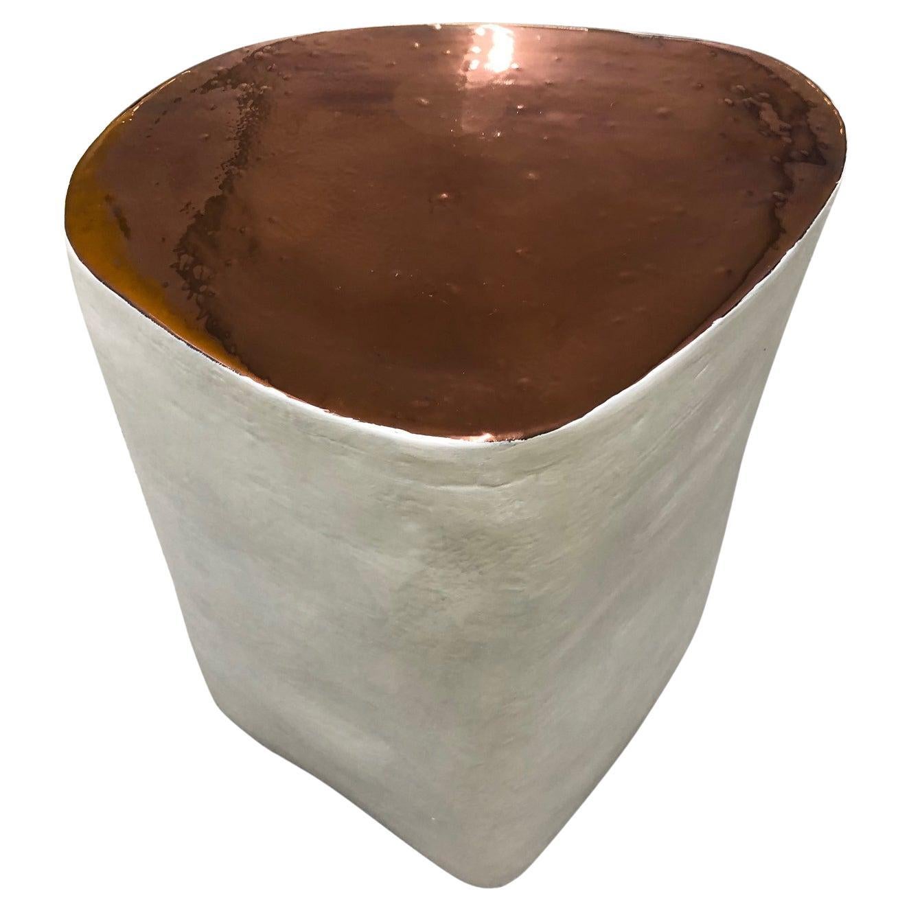 Table d'appoint en céramique blanche de forme irrégulière faite à la main avec plateau en glaçure cuivrée en vente 8