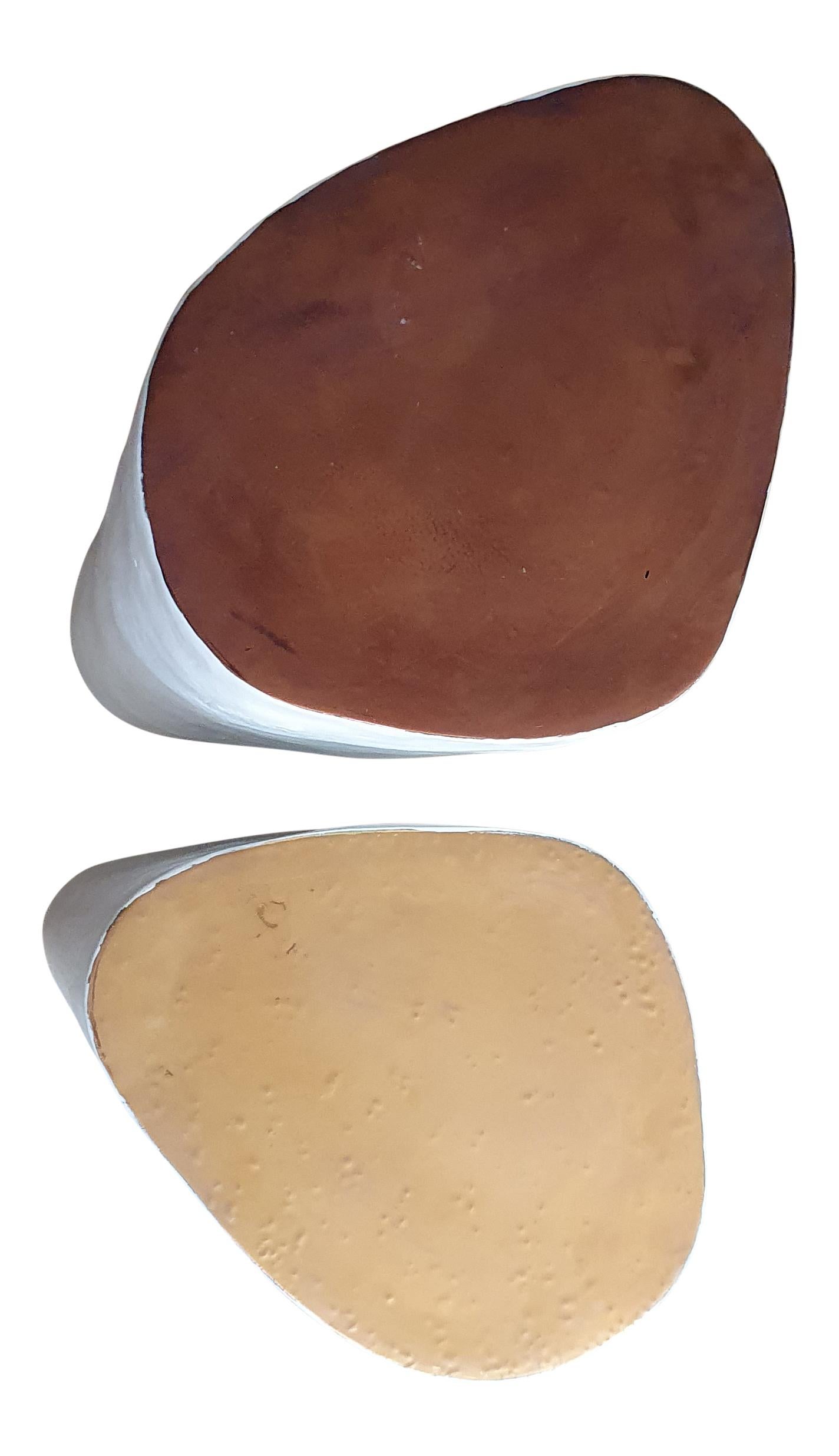 Table d'appoint en céramique blanche de forme irrégulière faite à la main avec plateau en glaçure cuivrée Excellent état - En vente à London, GB