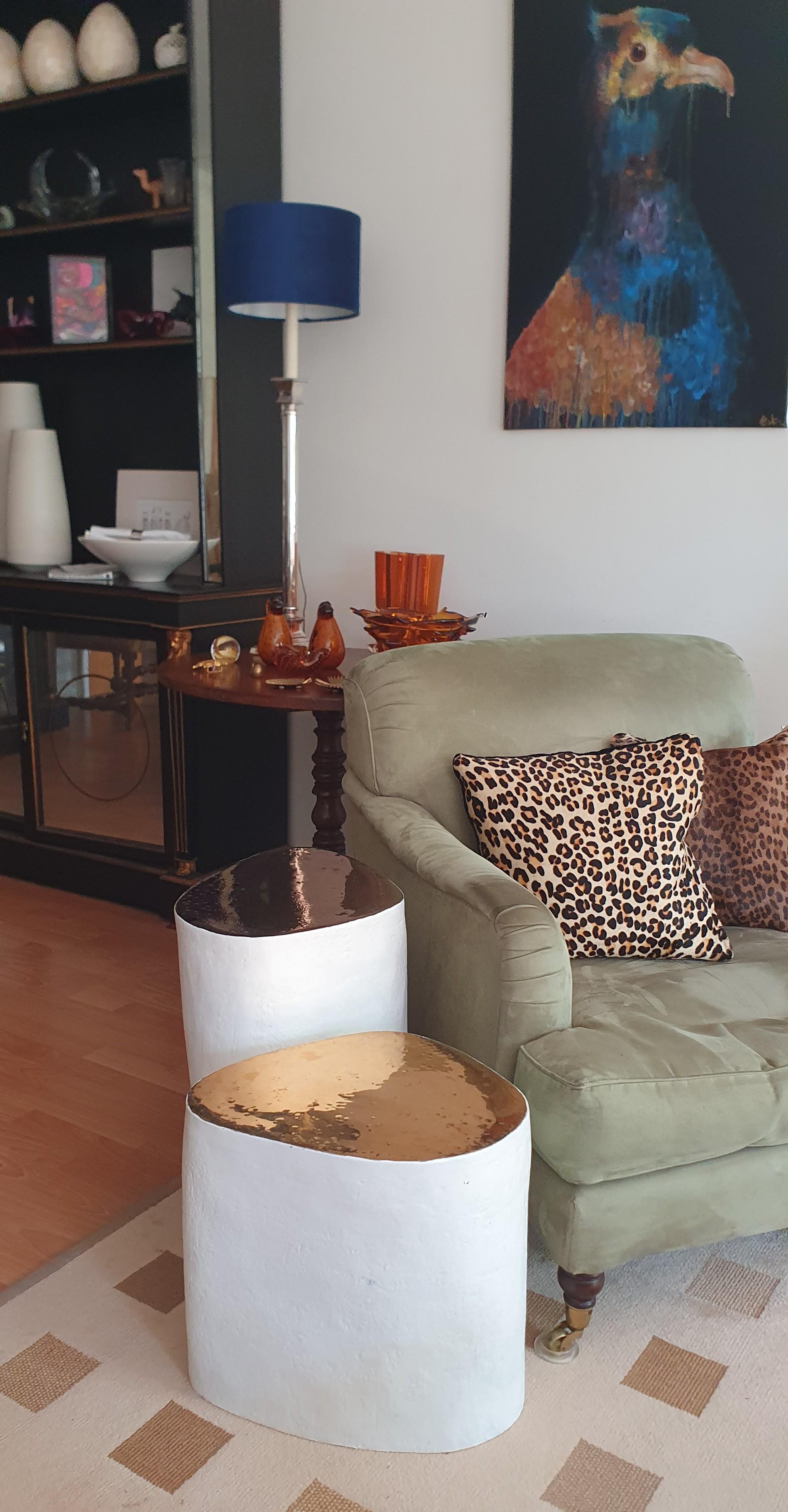 Céramique Table d'appoint en céramique blanche de forme irrégulière faite à la main avec plateau en glaçure cuivrée en vente