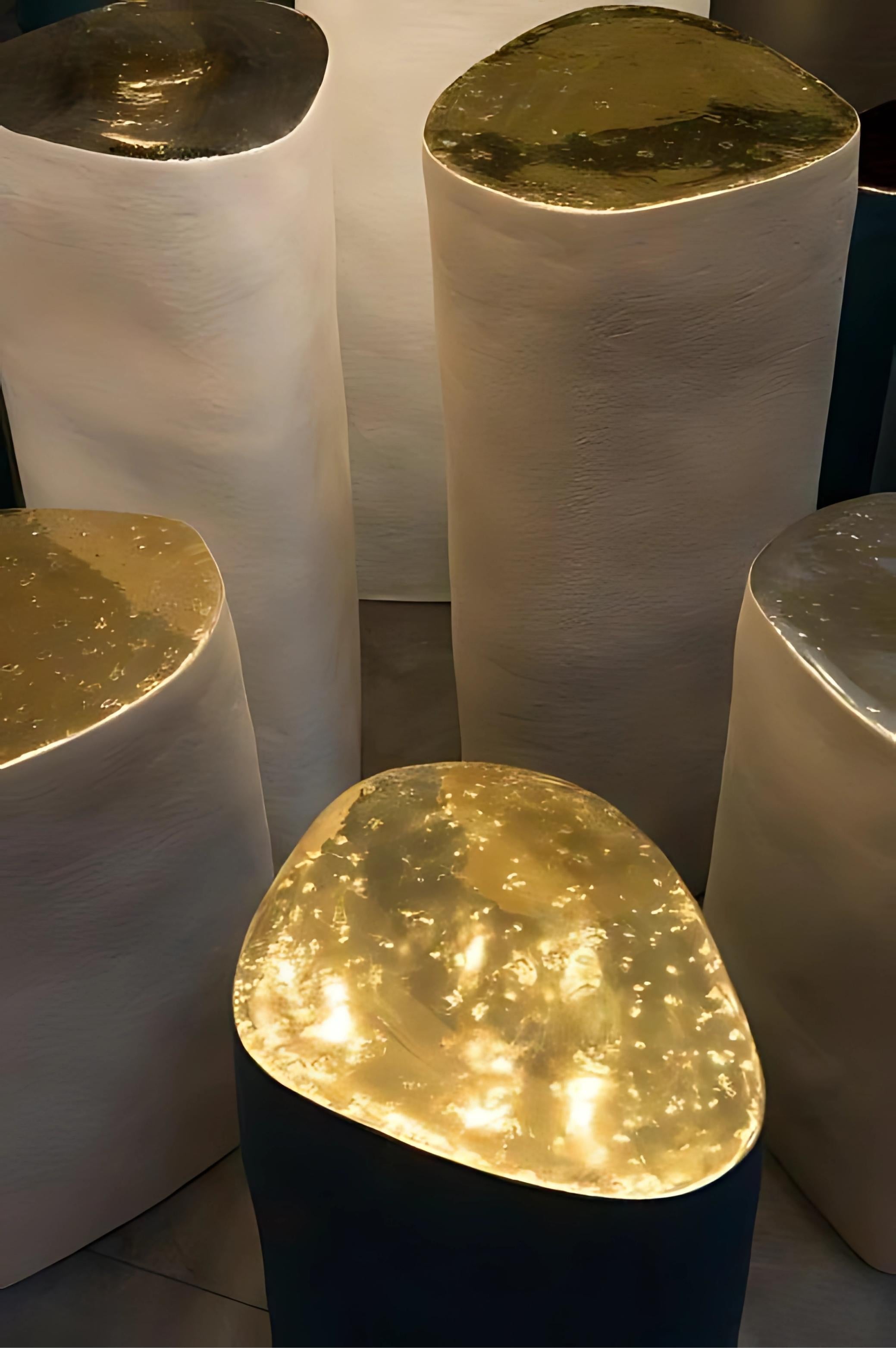 Table d'appoint en céramique blanche de forme irrégulière faite à la main avec plateau en glaçure cuivrée en vente 4