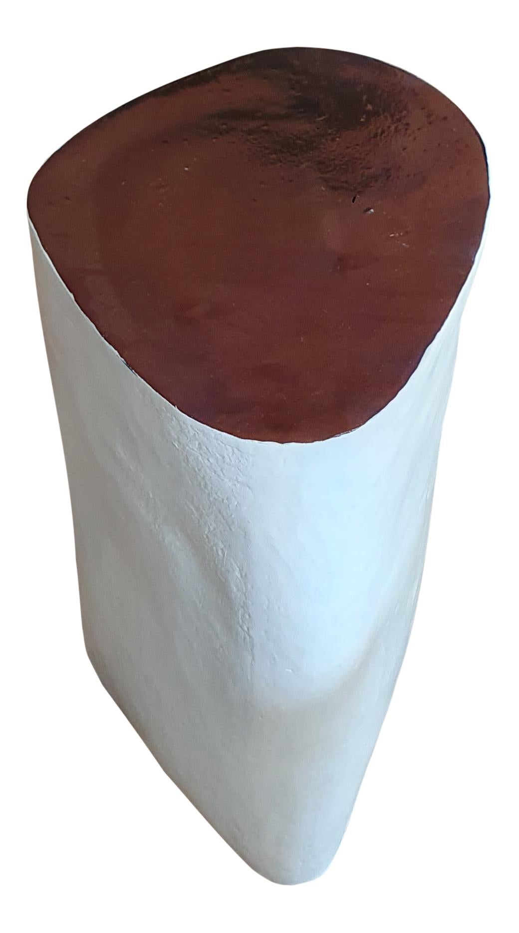 Table d'appoint en céramique blanche de forme irrégulière faite à la main avec plateau en glaçure cuivrée en vente 2