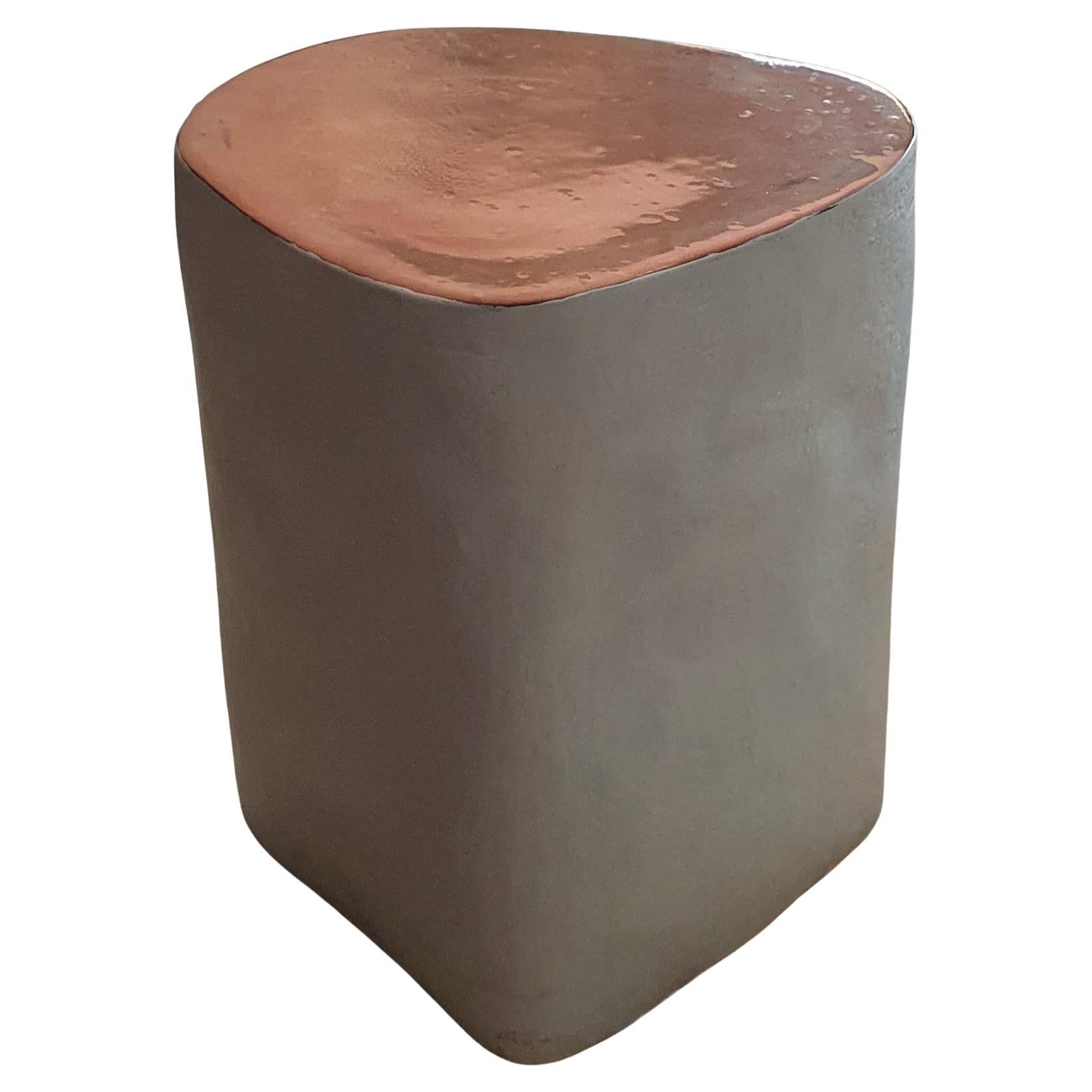 Table d'appoint en céramique blanche de forme irrégulière faite à la main avec plateau en glaçure cuivrée