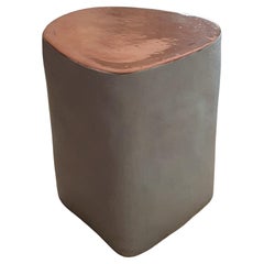 Mesa auxiliar mediana de cerámica blanca de forma irregular hecha a mano con tapa de esmalte de cobre