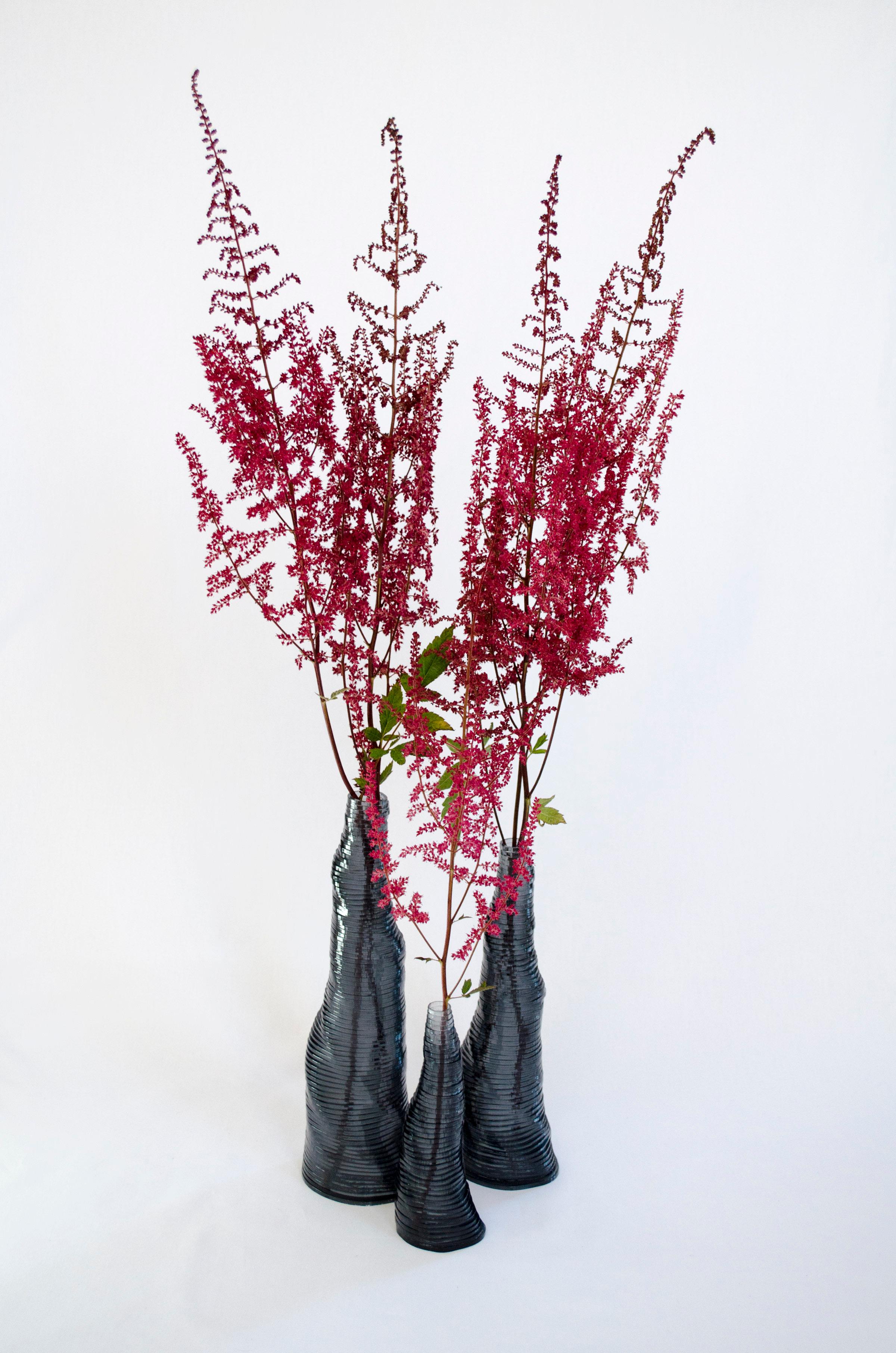 Handgefertigte Stratum Tempus-Vase aus anthrazitfarbenem Acryl von Daan De Wit, Medium (Postmoderne) im Angebot