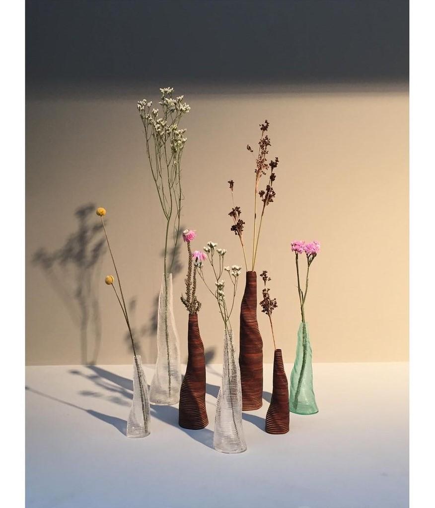 Handgefertigte Stratum Tempus-Vase aus anthrazitfarbenem Acryl von Daan De Wit, Medium (Sonstiges) im Angebot