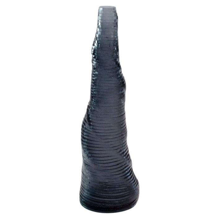 Handgefertigte Stratum Tempus-Vase aus anthrazitfarbenem Acryl von Daan De Wit, Medium im Angebot