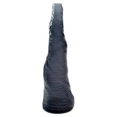 Vase moyen Stratum Tempus anthracite fait à la main par Daan De Wit