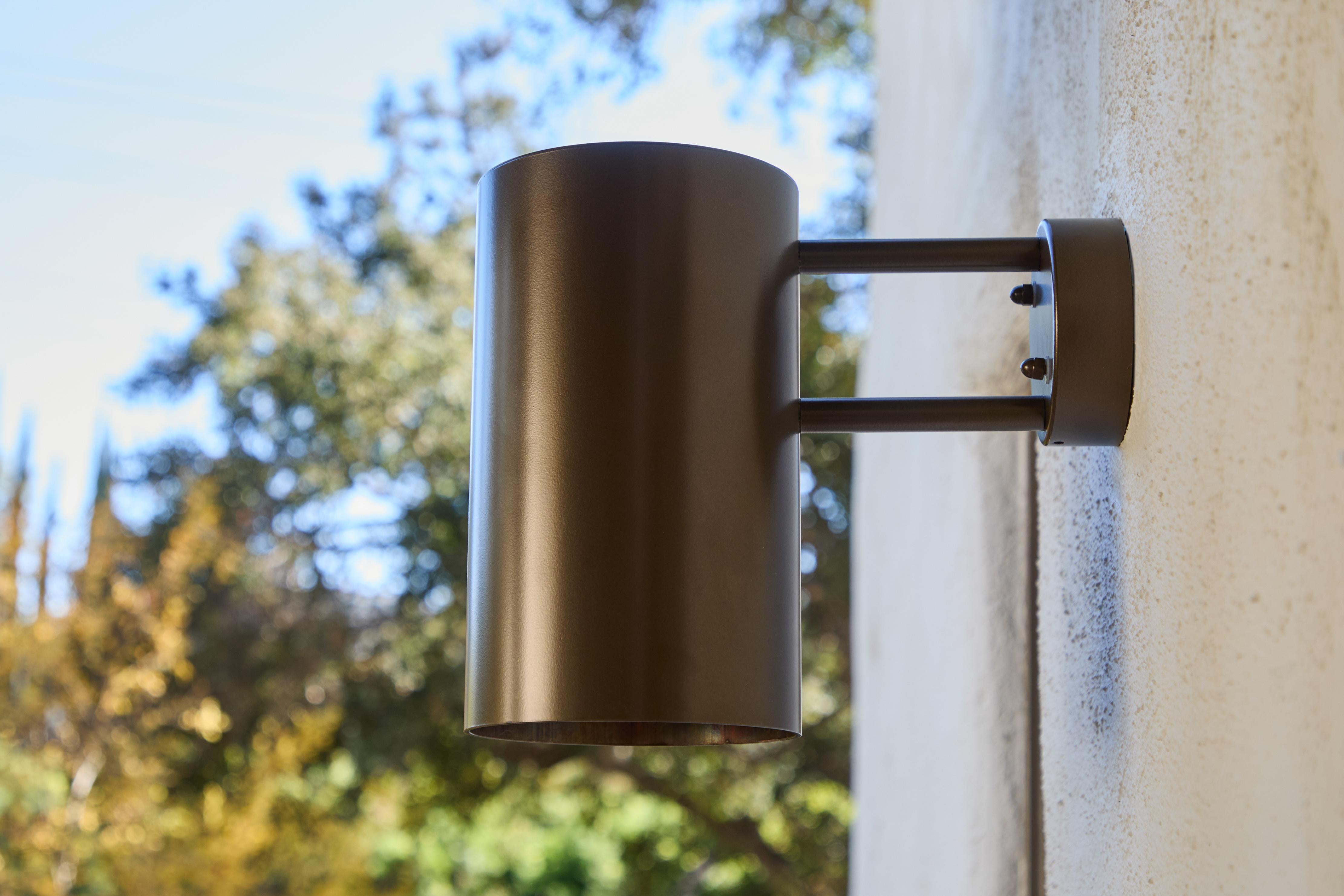 Mittelgroße Hans-Agne Jakobsson C627/110 Wandleuchter 'Rulle', braun lackiert

Eine exklusive, für die USA hergestellte und UL-gelistete, autorisierte Neuauflage des klassischen schwedischen Designs, ausgeführt in bronzefarben lackiertem Metall mit