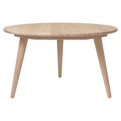 Mesa baja mediana Hans Wegner 'CH008' en aceite de roble y blanco para Carl Hansen & Son