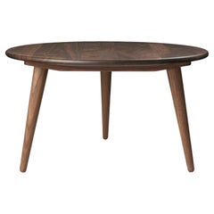 Mesa baja mediana Hans Wegner 'CH008' en nogal y aceite para Carl Hansen & Son
