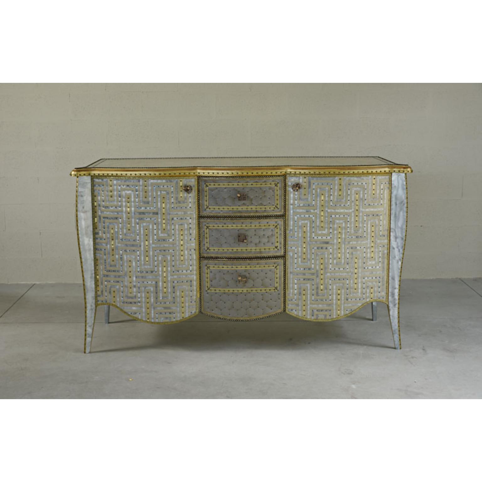 Enfilade Il Commendatore de Valentina Giovando
Dimensions : L 170 x P 65 x H 95 cm : L 170 x D 65 x H 95 cm.
MATERIAL : Bois, tissu, laiton, zinc, fibre de verre.  

Valentina Giovando, vit et travaille à Sarzana, en Ligurie, et se consacre depuis