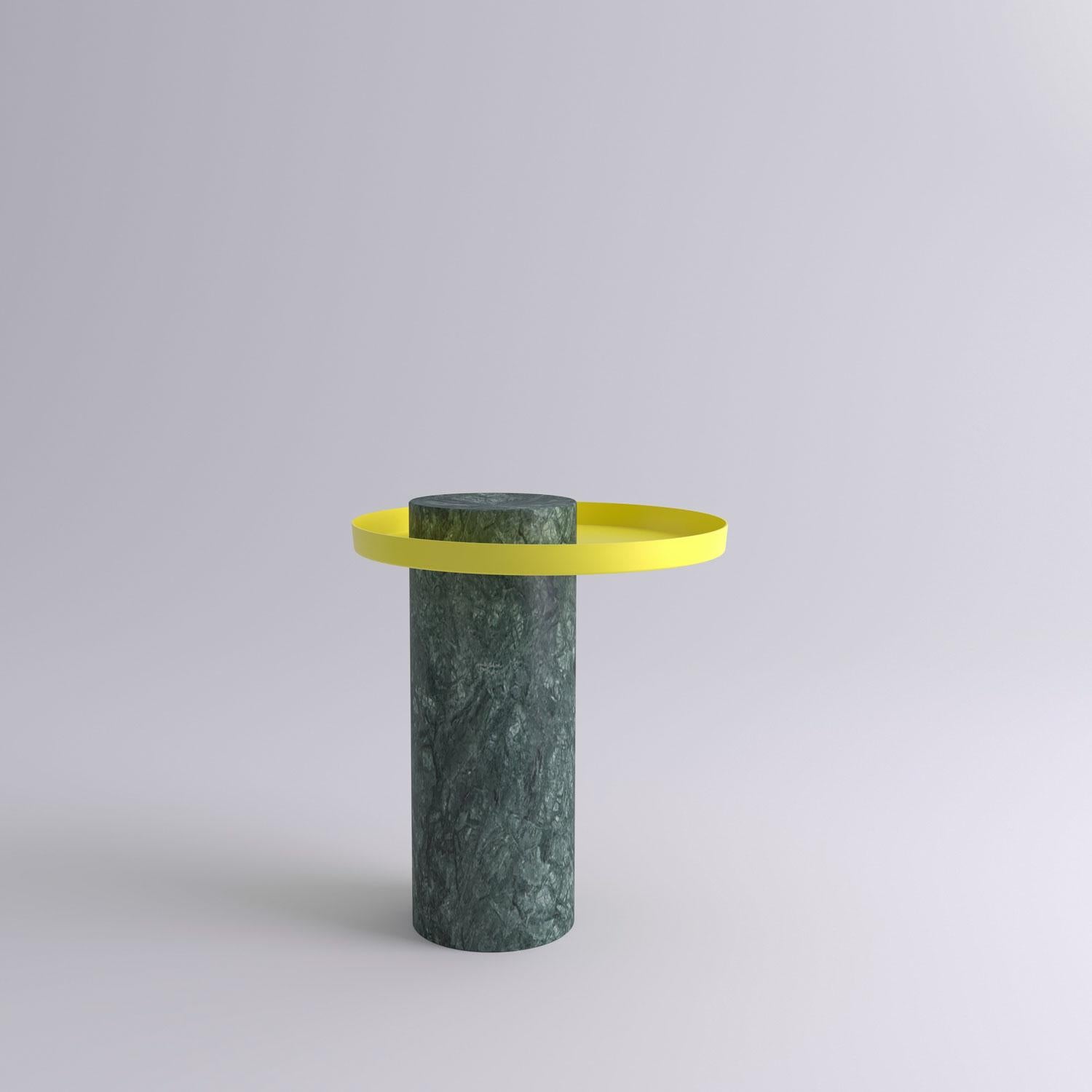 Guéridon contemporain vert indien moyen, Sebastian Herkner
Dimensions : D 40 x H 46 cm.
MATERIAL : Marbre vert indien, plateau en métal jaune.

La table de salut existe en 3 tailles, 4 pierres de marbre différentes pour la colonne et 5 finitions