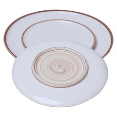 Piatto “Eremita” in porcellana smaltata color avorio medio con bordo rustico