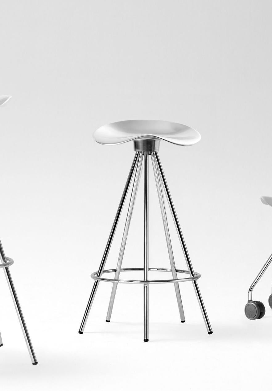 Medium Jamaica stool by Pepe Cortes
Dimensions: Diameter 47 x H 70 cm 
Materials: A steel chromed five-legged stool. Swivel seat in a bright polished cast aluminum AG3 and anodized silver, or integrated with a solid varnished beech wooden seat.