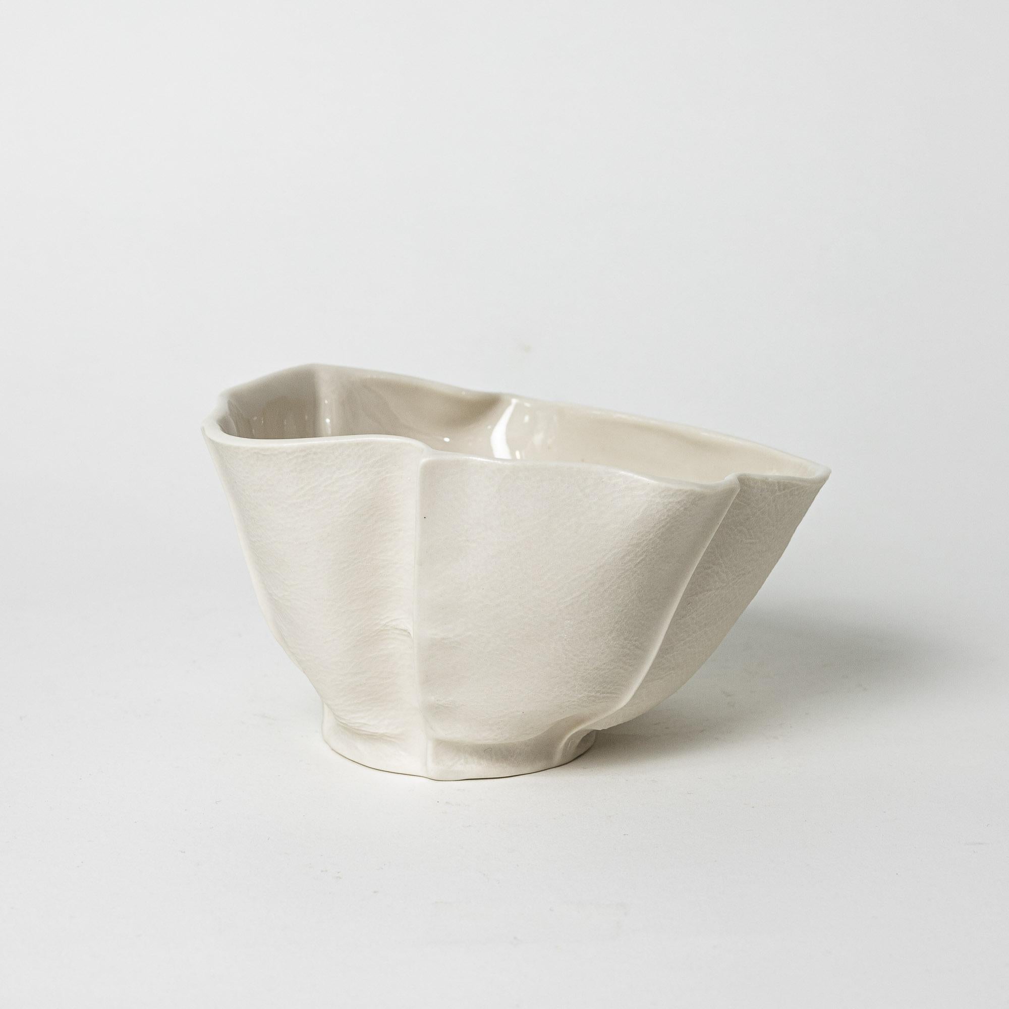 En stock, Cuenco Kawa Pequeño, Cerámica Orgánica Blanca, Bandeja de Porcelana Catchall en Nuevo estado para la venta en Brooklyn, NY