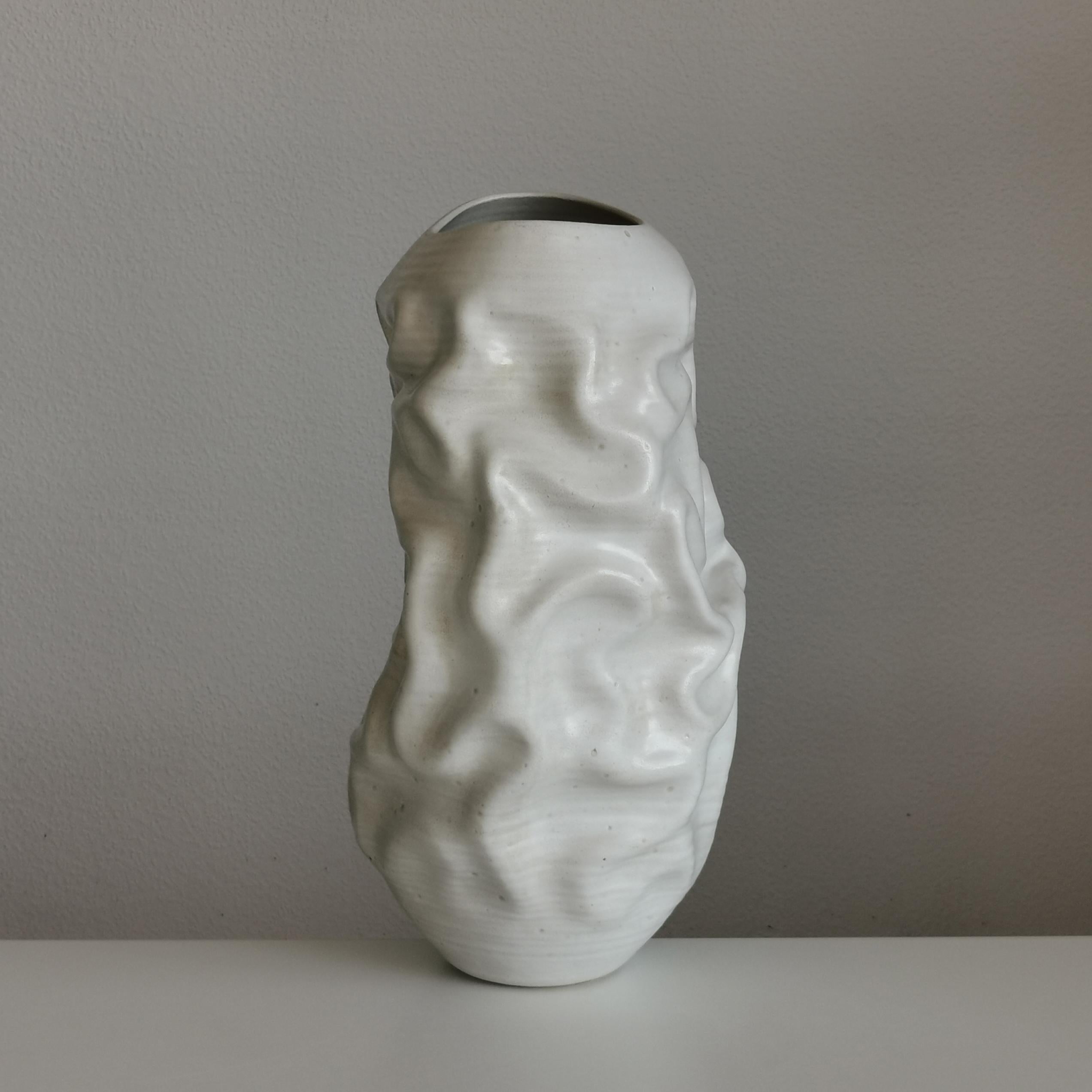 Großes weißes Dehydrated Formgefäß in dehydrierter Form, Gefäß Nr.126, Keramikskulptur (Spanisch) im Angebot