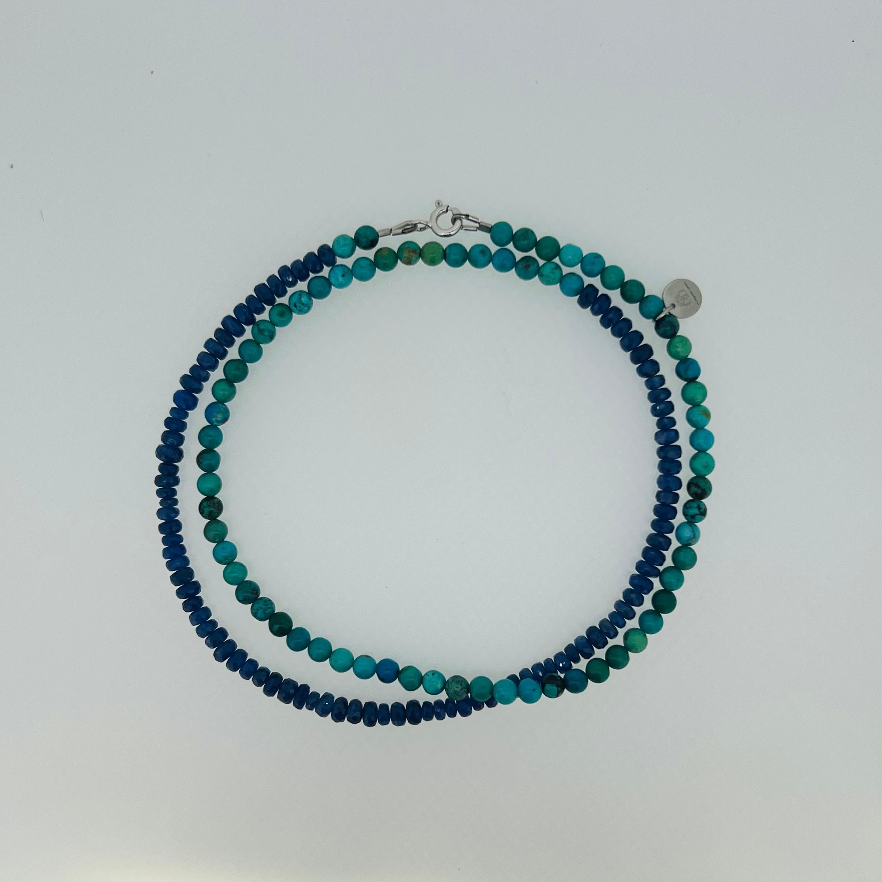 Una splendida collana di perline in turchese dell'Arizona e zaffiri blu.
Entrambe le pietre insieme sono una combinazione bellissima e molto estiva. Aggiungi un po' di colore al tuo abbigliamento. 

La chiusura è in oro bianco 750/ 18 carati. 
La