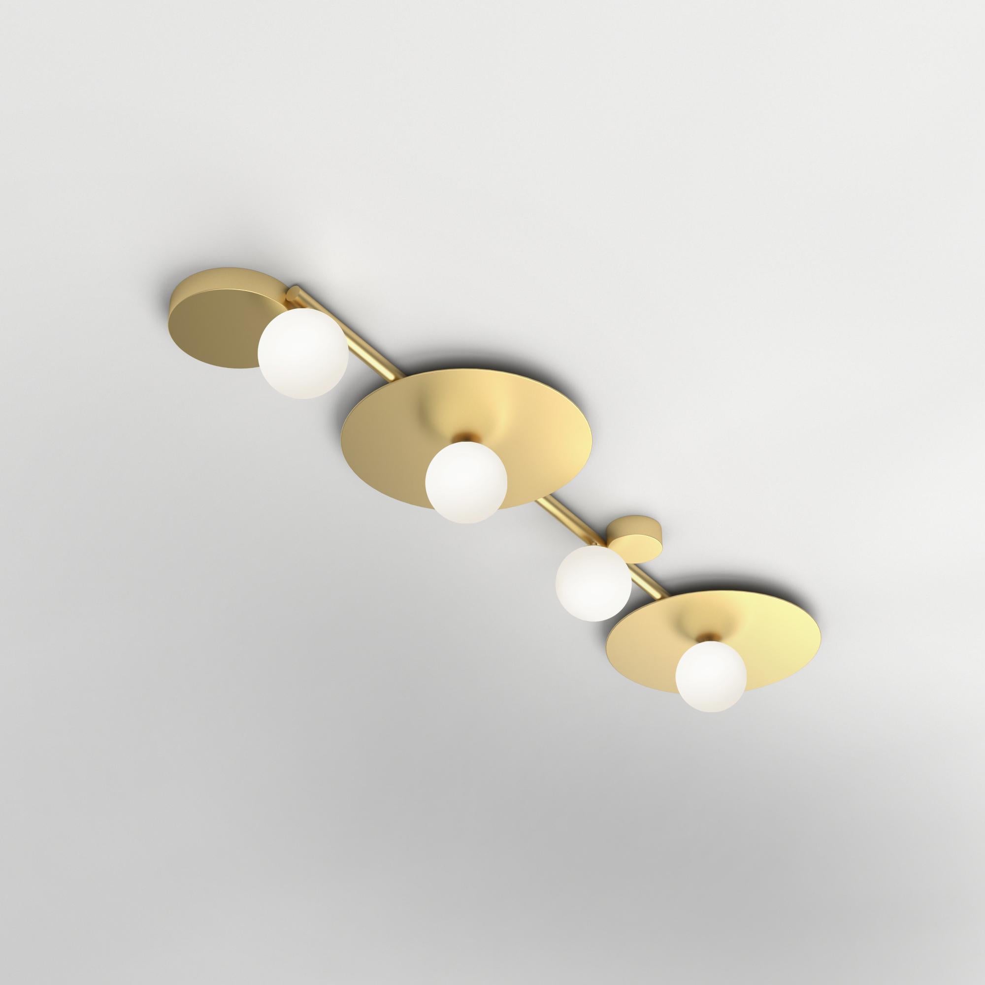 Linea media, 4 globi e 2 dischi, plafoniera di Atelier Ati
Dimensioni: D 23 x L 94 x H 12,8 cm.
Materiali: Ottone spazzolato, vetro bianco.

Tutte le nostre lampade possono essere cablate a seconda del Paese. Se viene venduto negli Stati Uniti, sarà