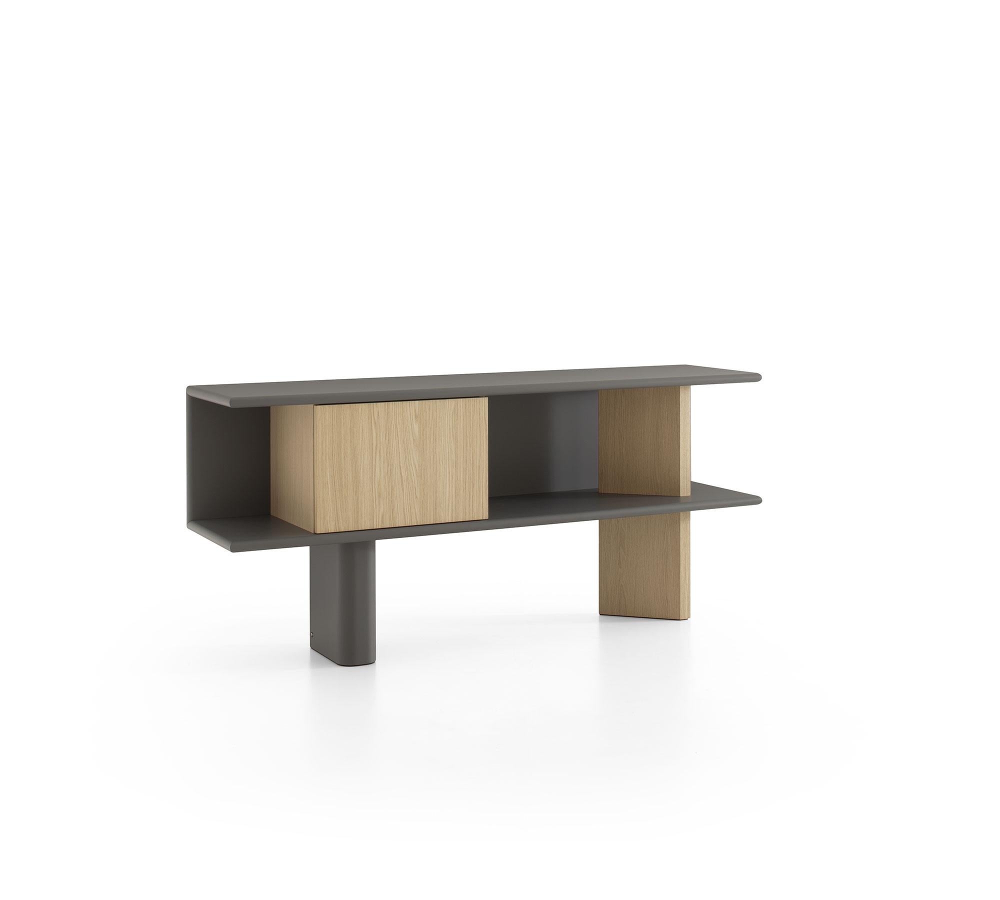 Cómoda Living Medium de Morica Design
Dimensiones: P 43 x An 180 x Al 80 cm.
Materiales: Madera lacada antracita, madera de roble.

Disponible en madera de Nogal Canaletto, Roble Laguna y Roble. Póngase en contacto con nosotros.
Disponible en otras