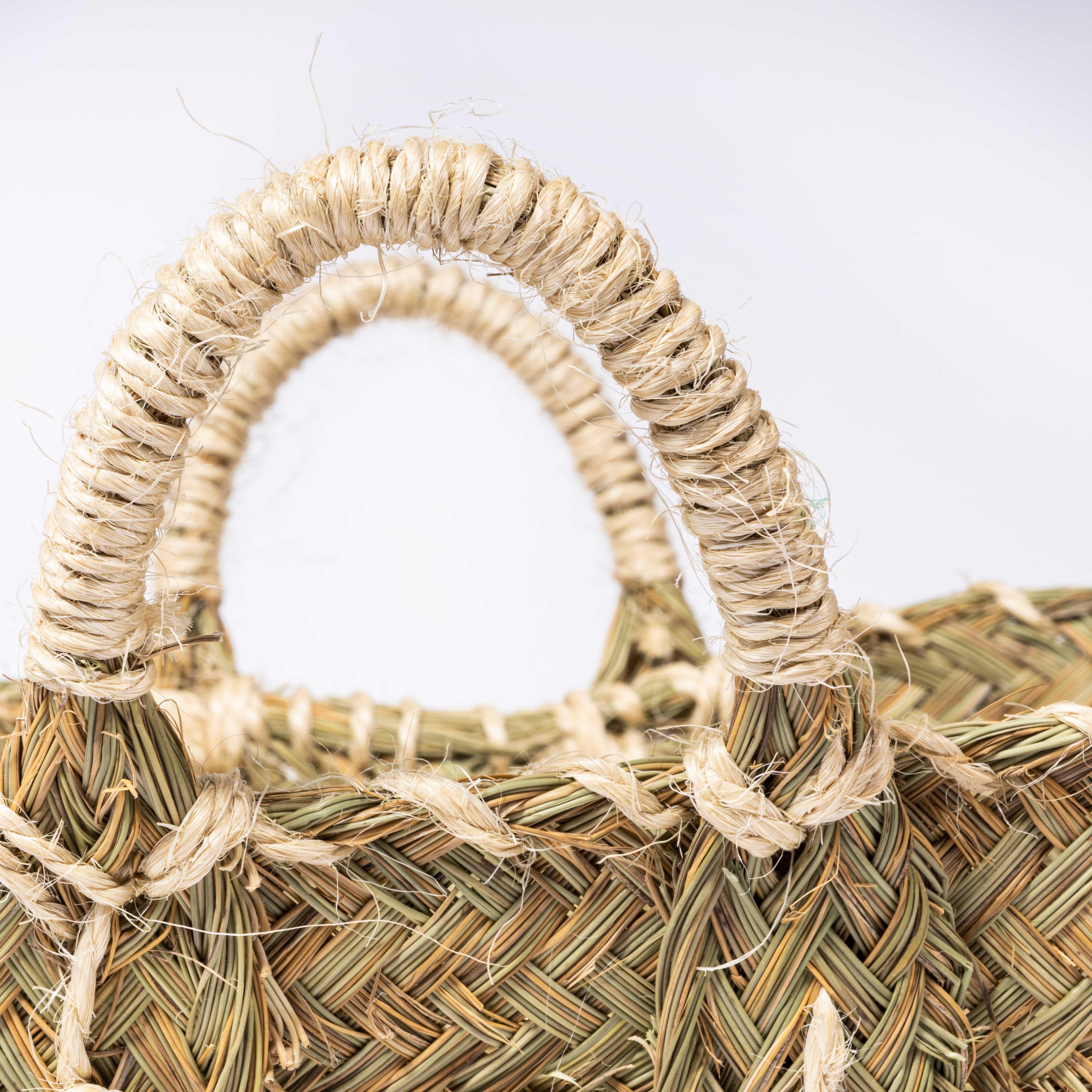 Medium Low Carry Basket - Esparto Grass In New Condition For Sale In Hook, Hampshire