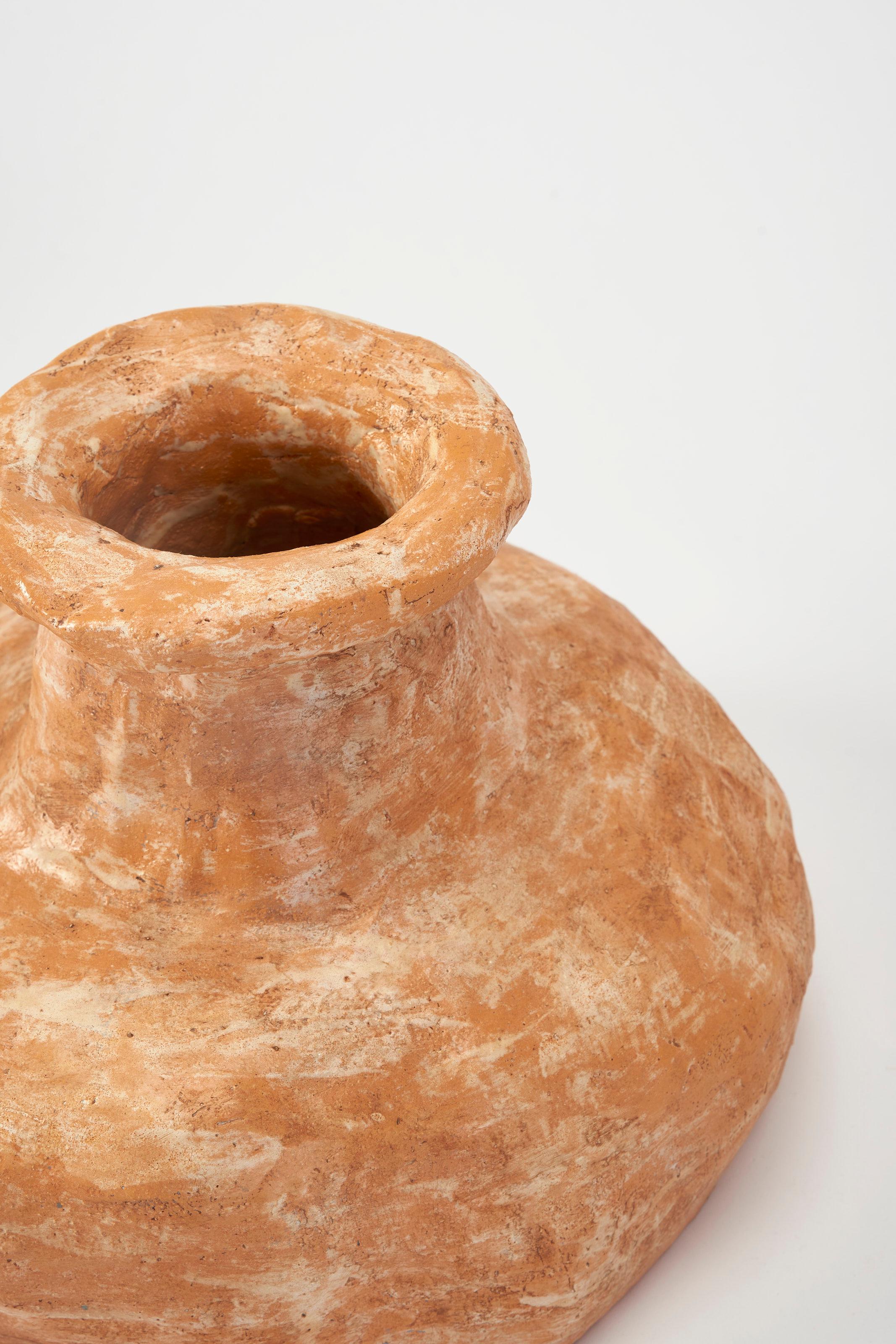 Postmoderne Pot contemporain en céramique de forme organique et rustique en terre cuite par Willem Van Hooff en vente