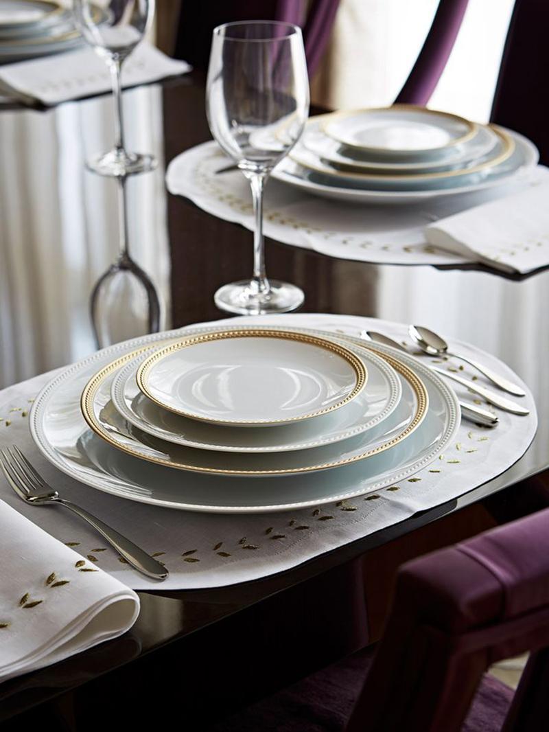 La table de salle à manger Grace est un design iconique de Davidson, fortement inspiré par le mouvement Art déco des années 1930. L'une des pièces les plus vendues de Davidson, cette table rectangulaire audacieuse ajoute une couche de glamour
