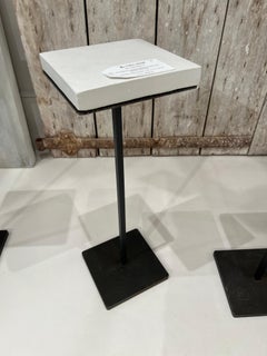 Mittelgroer Martini-Tisch mit quadratischer Steinplatte