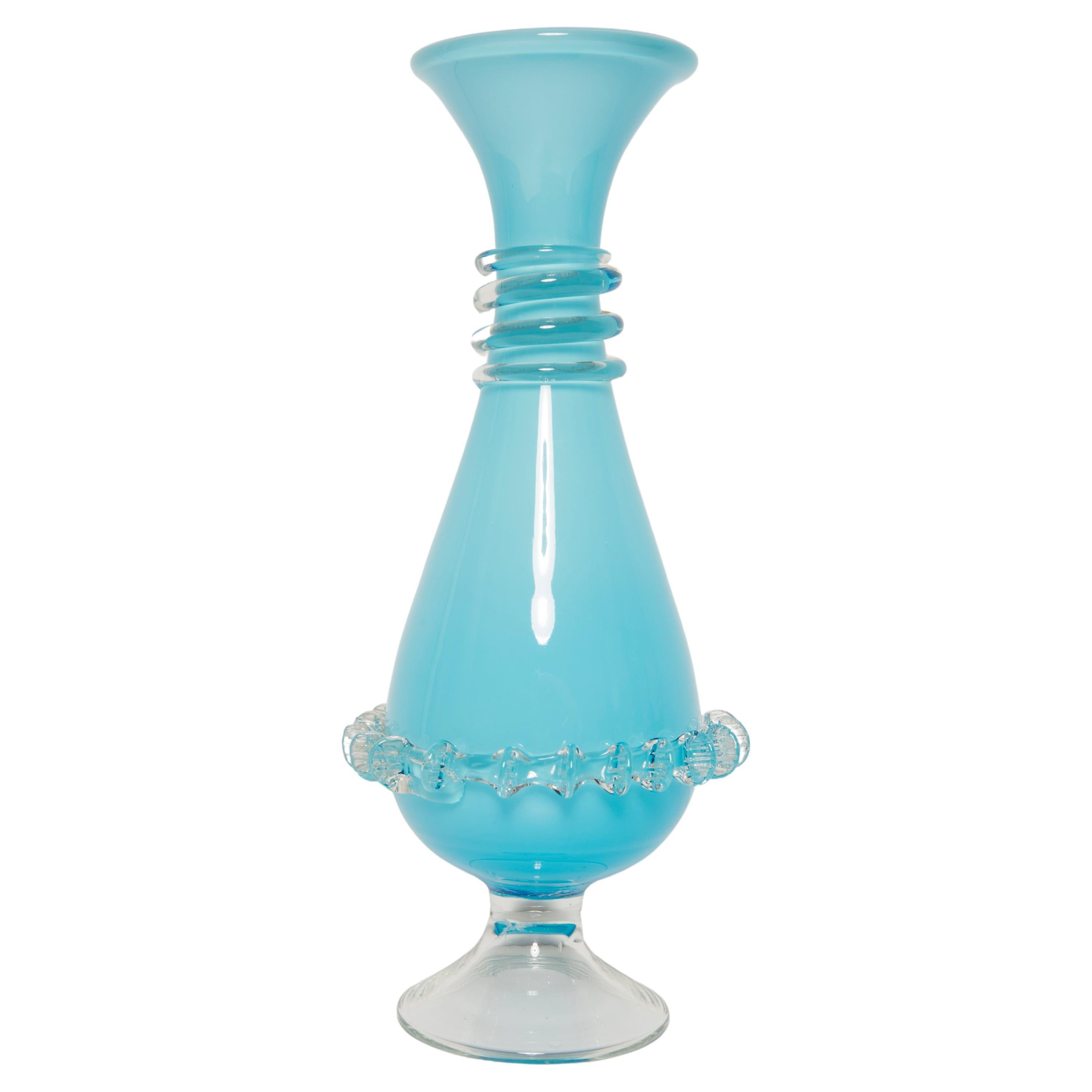 Mittlere babyblaue Vase mit Rüsche aus der Mitte des Jahrhunderts, Europa, 1960er Jahre