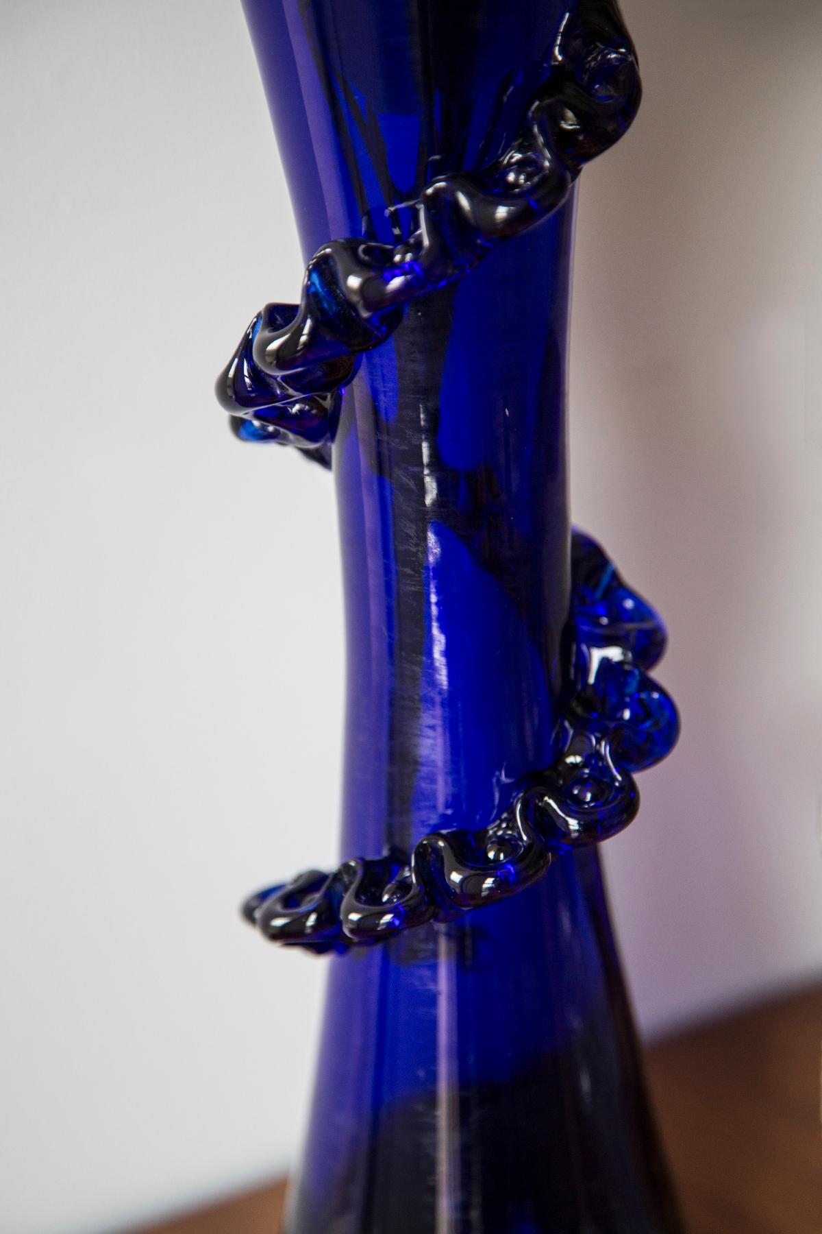 Blaue Vase in erstaunlich organischer Form. Produziert in den 1960er Jahren.
Glas in perfektem Zustand. Die Vase sieht aus, als wäre sie gerade erst aus der Schachtel genommen worden.

Deffekt auf dem Glas - Produktion ein, überprüfen Sie bitte