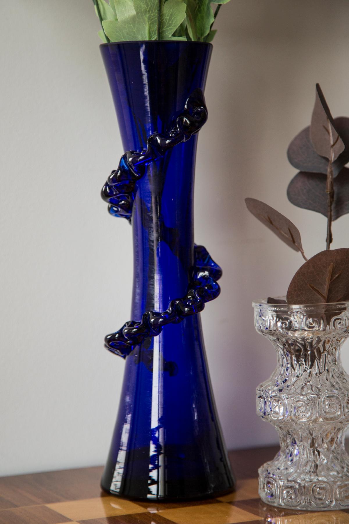 Mittlere blaue Vase mit Rüsche aus der Mitte des Jahrhunderts, Europa, 1960er Jahre (Italienisch) im Angebot