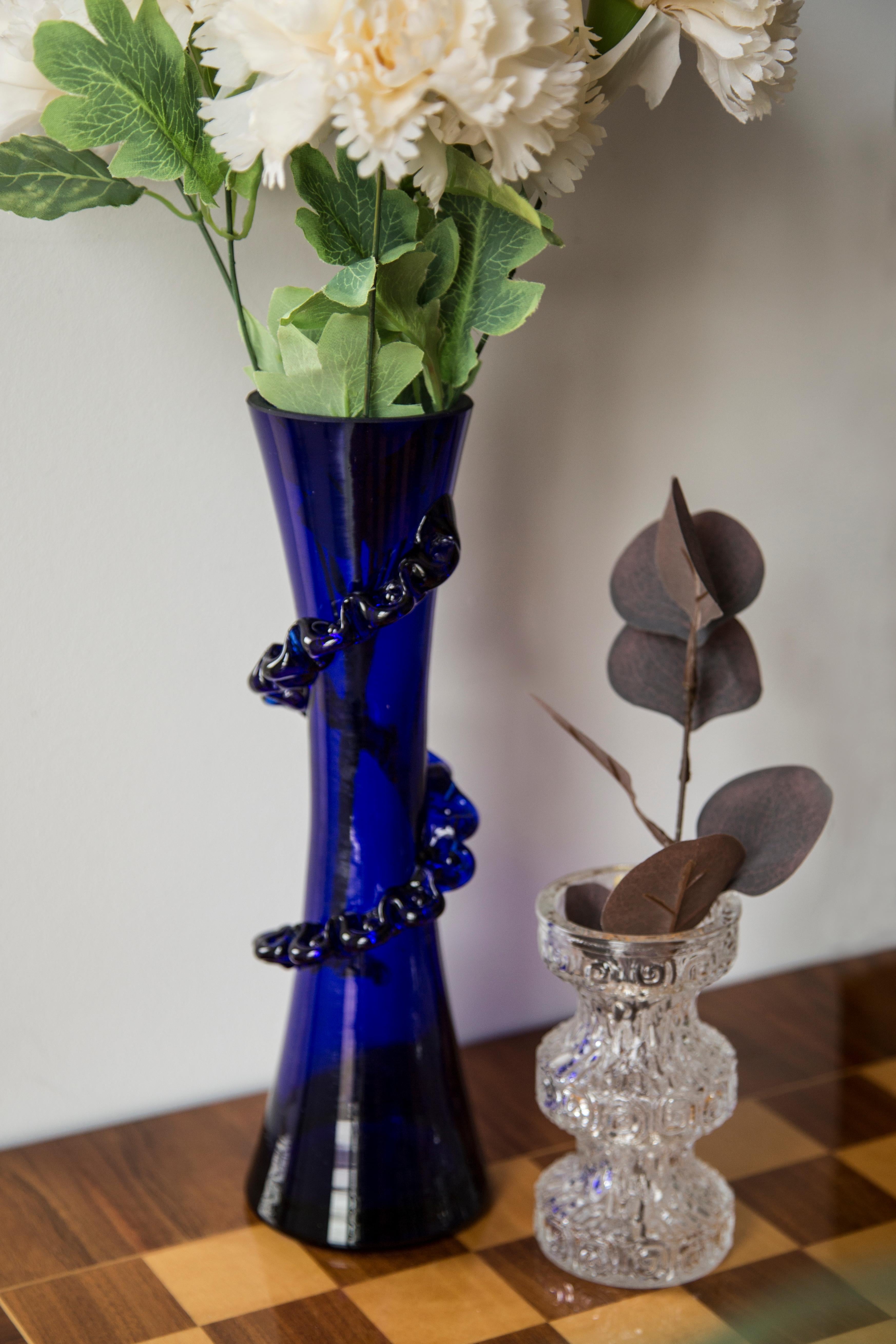 Mittlere blaue Vase mit Rüsche aus der Mitte des Jahrhunderts, Europa, 1960er Jahre im Zustand „Gut“ im Angebot in 05-080 Hornowek, PL