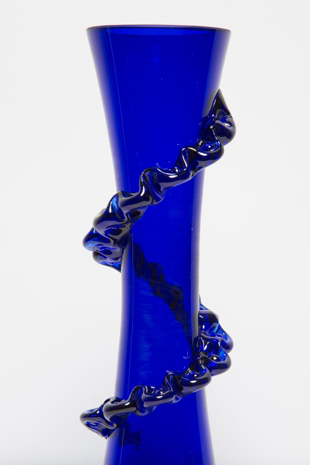 Verre Vase bleu moyen du milieu du siècle avec Frill, Europe, années 1960 en vente