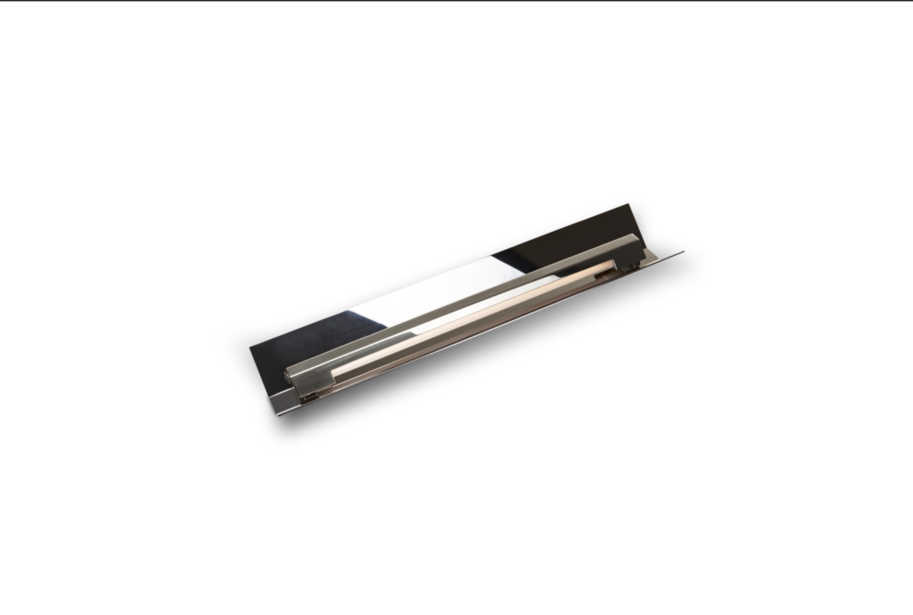 Aplique mediano Misalliance Inox de Lexavala.
Dimensiones: P 16 x An 100 x Al 8 cm
Materiales: Acero inoxidable.

Hay dos longitudes de tapas de enchufe, que se extienden sobre el LED. Hay dos cortos en los modelos Suspendido y Superficie, y uno