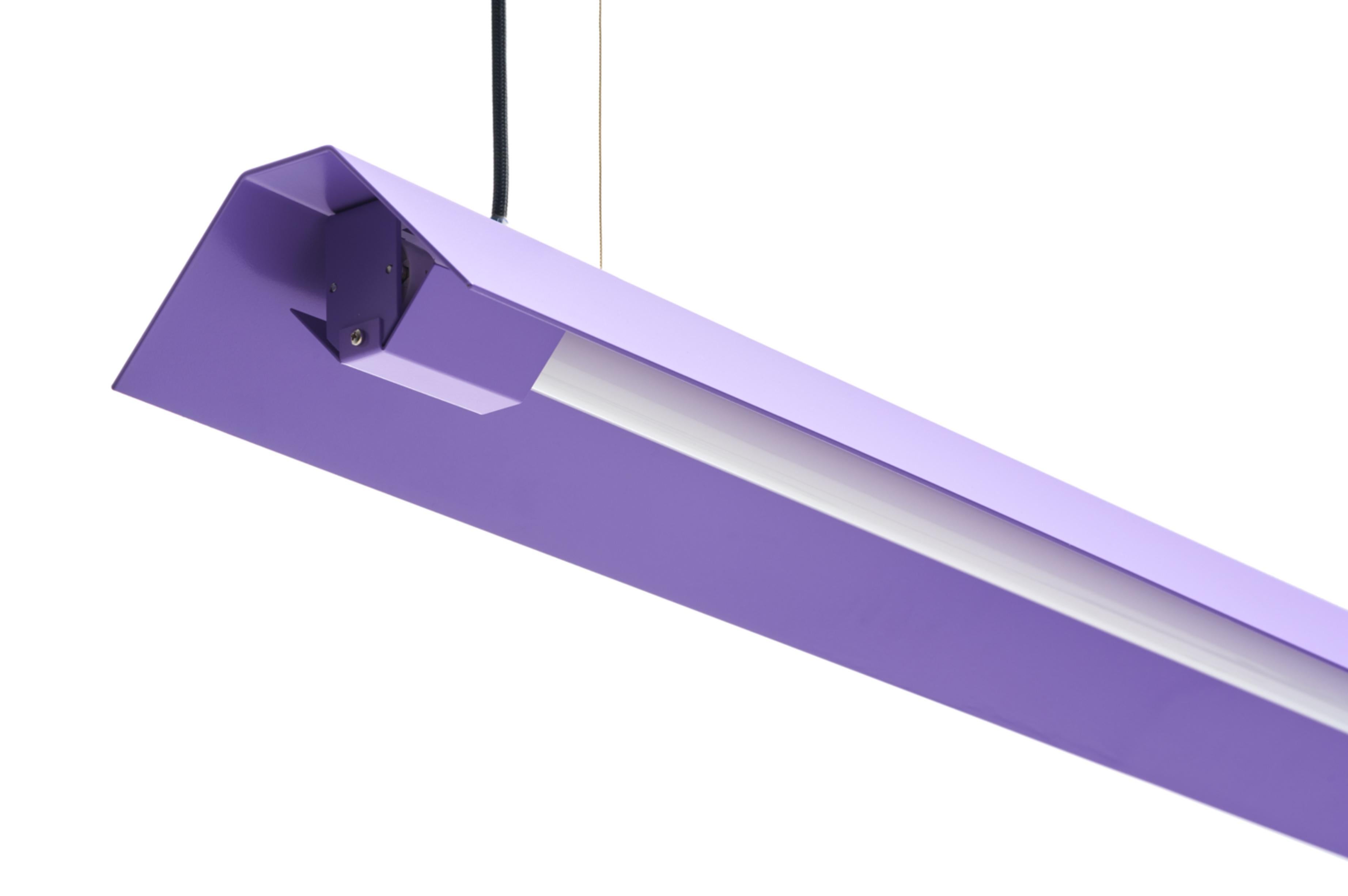 Hängeleuchte „Lavendel“ von Lexavala, Misalliance
Abmessungen: D 16 x B 100 x H 8 cm
MATERIAL: pulverbeschichtetes Aluminium.

Es gibt zwei lange Sockelabdeckungen, die sich über die LED erstrecken. Zwei kurze sind in den Modellen 