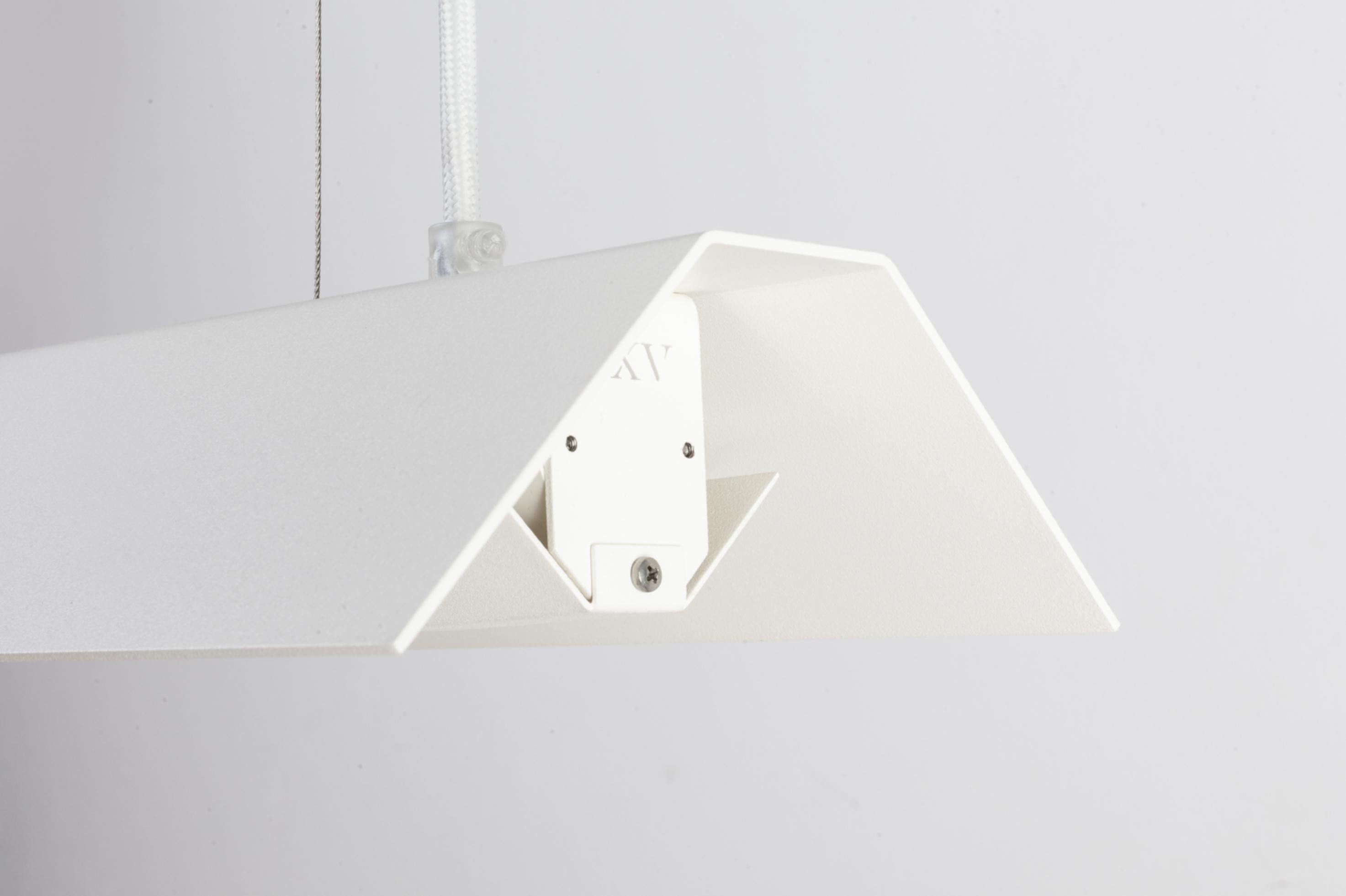 Lampada a sospensione Medium Misalliance Ral bianco puro di Lexavala
Dimensioni: D. 16 x L. 100 x H. 8 cm
Materiali: alluminio verniciato a polvere.

Ci sono due lunghezze di coperture per le prese, che si estendono sopra il LED. Due corti si