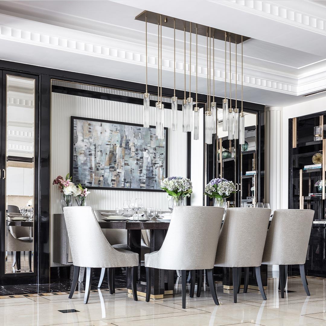 Britannique Table de salle à manger Hamilton moderne de taille moyenne en chêne teinté foncé en vente