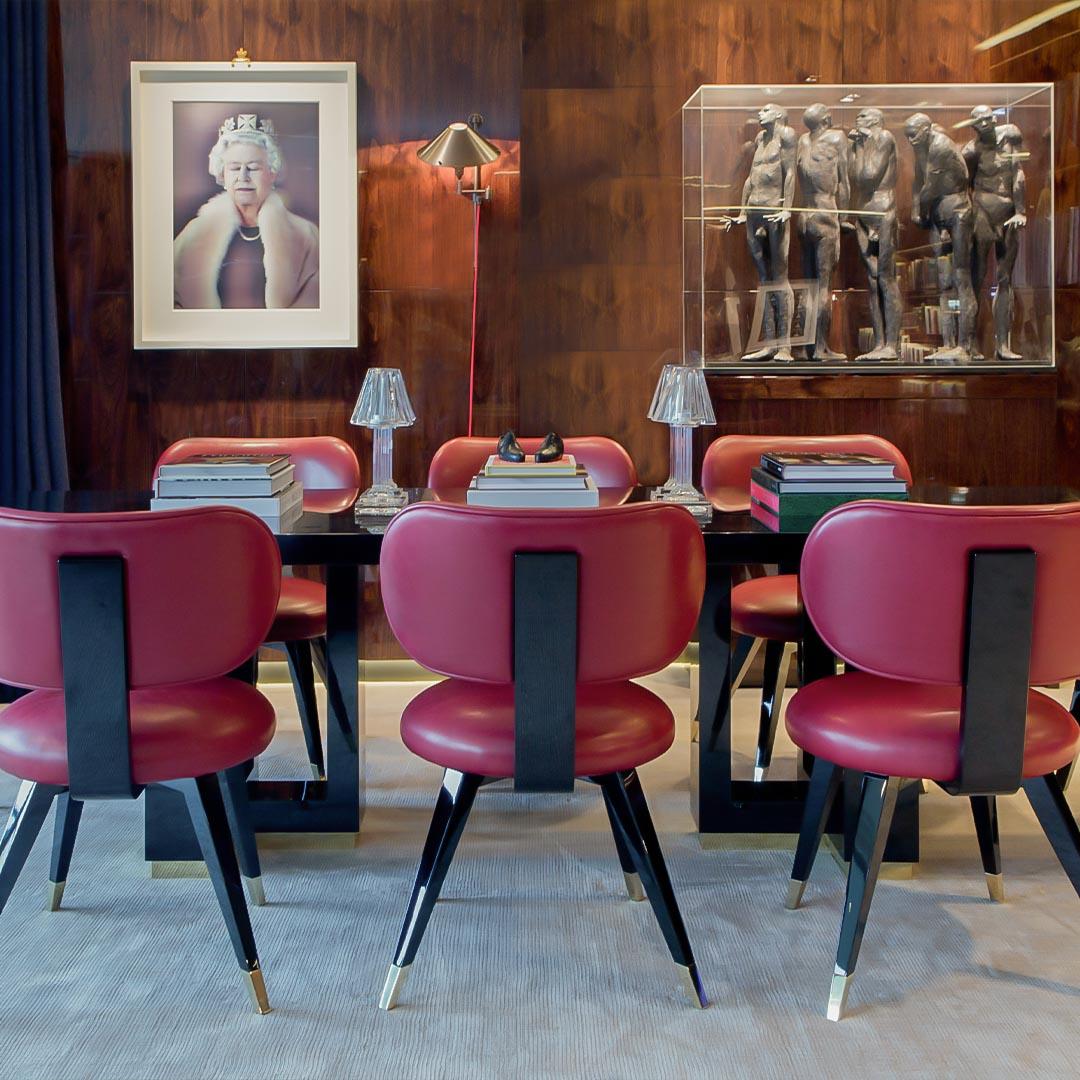 Placage Table de salle à manger Hamilton moderne de taille moyenne en chêne teinté foncé en vente