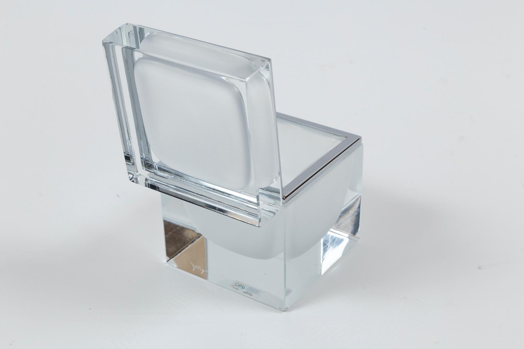 Mittelgroße quadratische Murano-Glasbox, weiß mattiert Sommerso, Contemporary (Geblasenes Glas) im Angebot