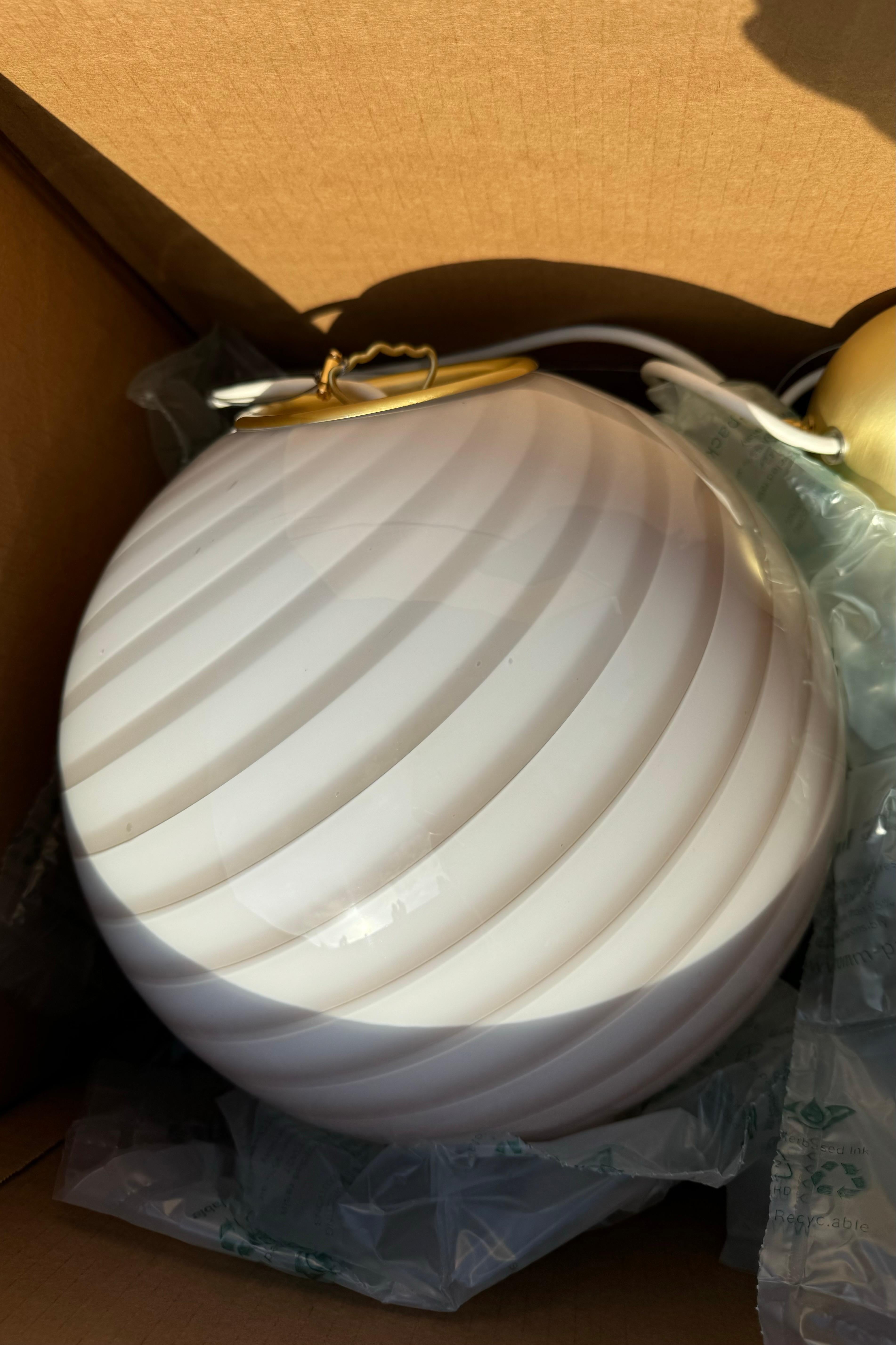Medium new Italian Murano Vintage Candy pendant ceiling lamp in creme caramel glass. Mouth-blown glass in round shape with swirl pattern. E27 socket. Comes with adjustable suspension.
Handmade in Italy.
D:30 cm  

As it is mouth blown glass, the