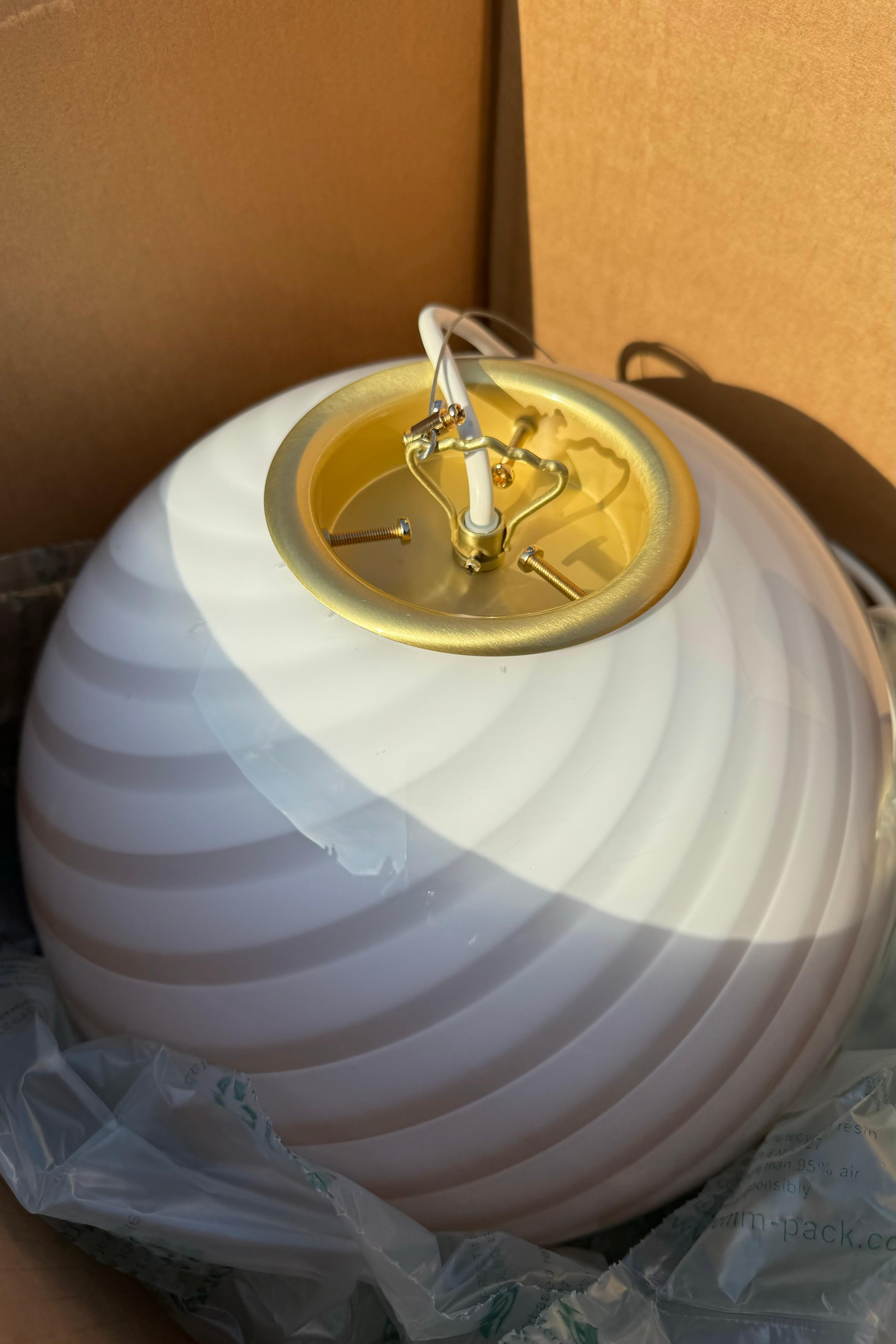 Italian Medium Murano Vintage Candy pendant creme caramel swirl glass, made in Italy For Sale