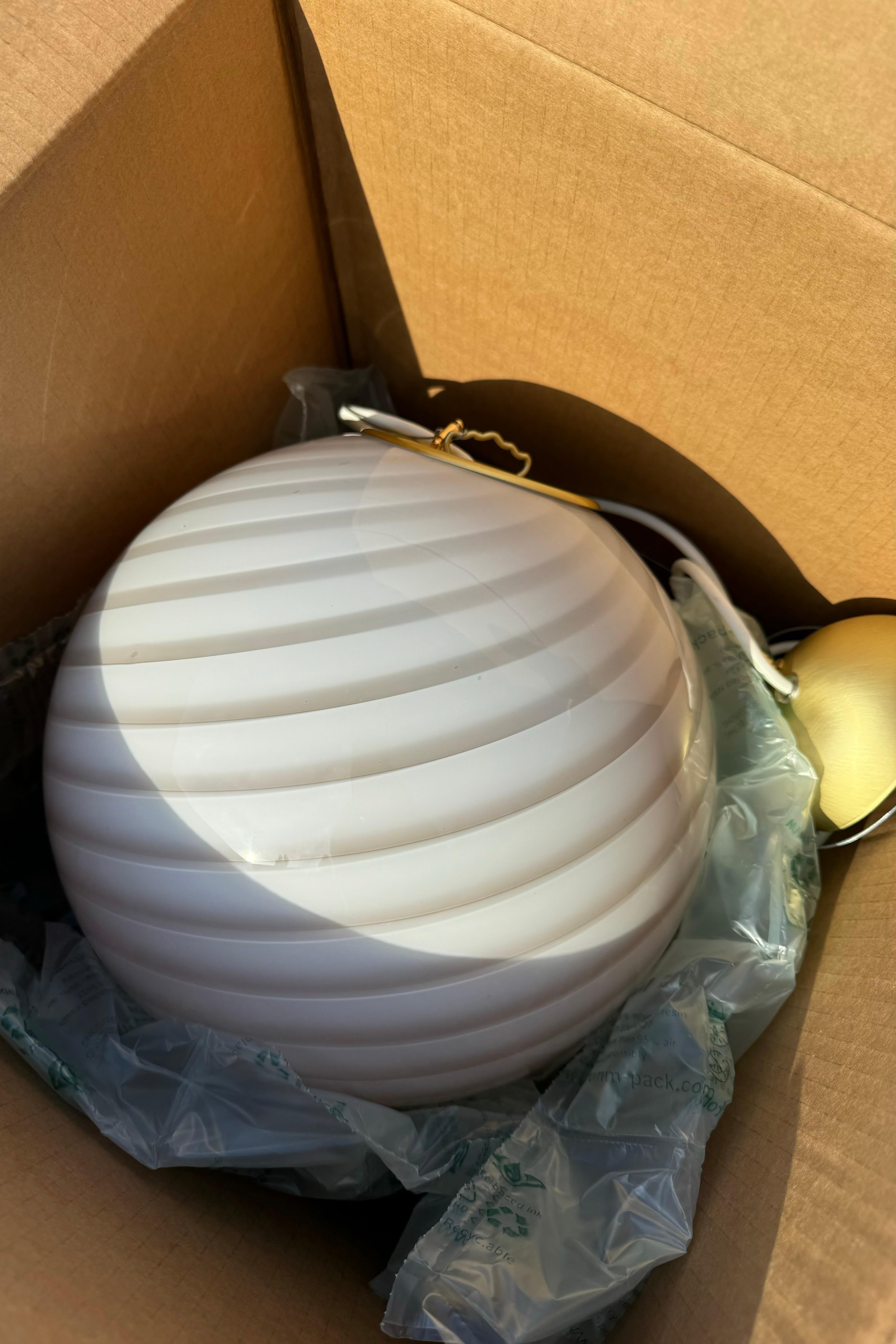 Medium Murano Vintage Candy pendant creme caramel swirl glass, made in Italy In New Condition For Sale In København, DK