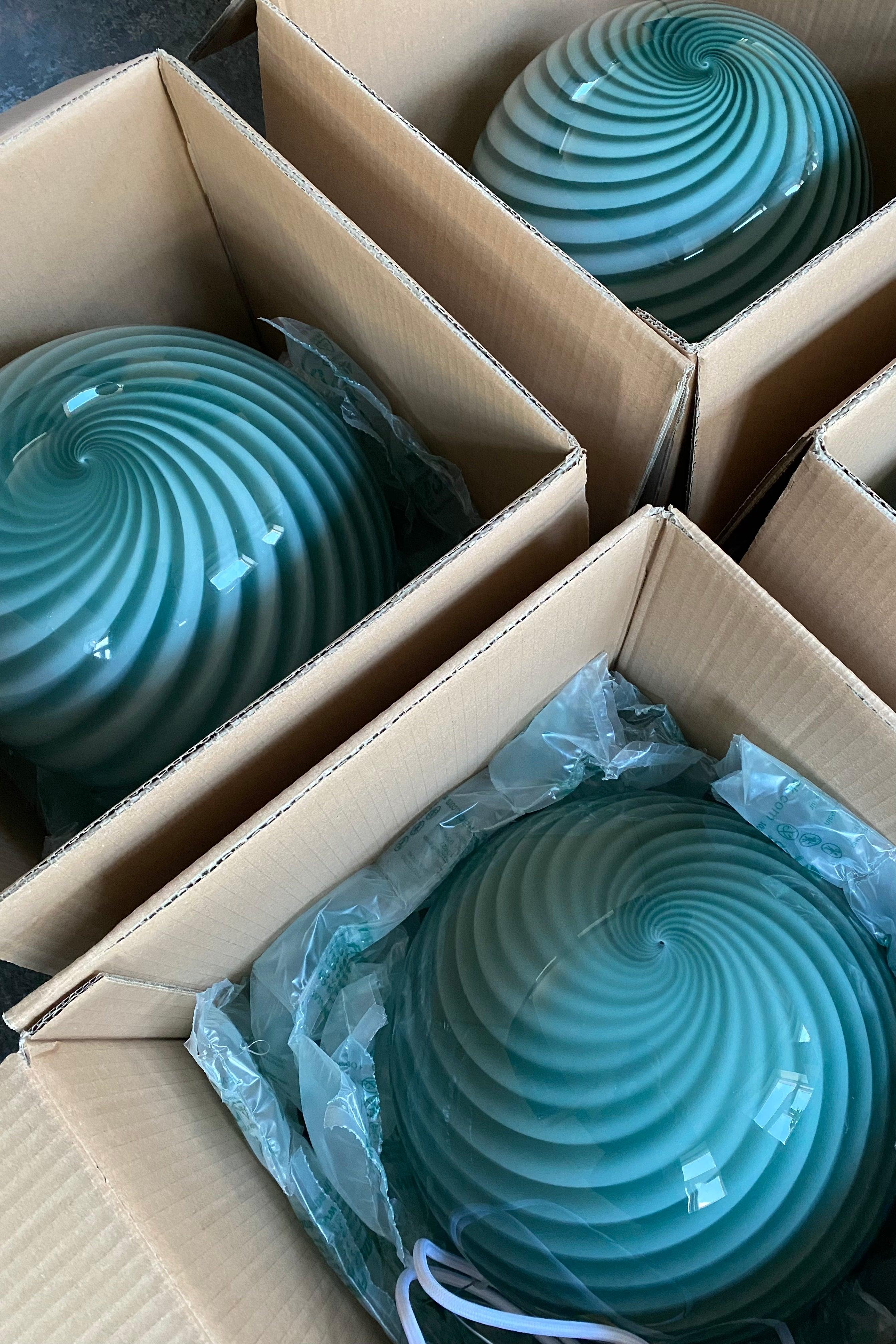 Note: some photos show large size (Ø40) 
Medium new Italian Murano Vintage Candy pendant ceiling lamp in green glass. Mouth-blown glass in round shape with swirl pattern. E27 socket. Comes with adjustable suspension. 
Handmade in Italy.
D:30 cm 