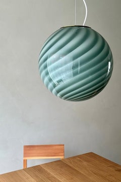 Ciondolo medio Vintage Candy di Murano in vetro verde con turbinii di petrolio, made in Italy