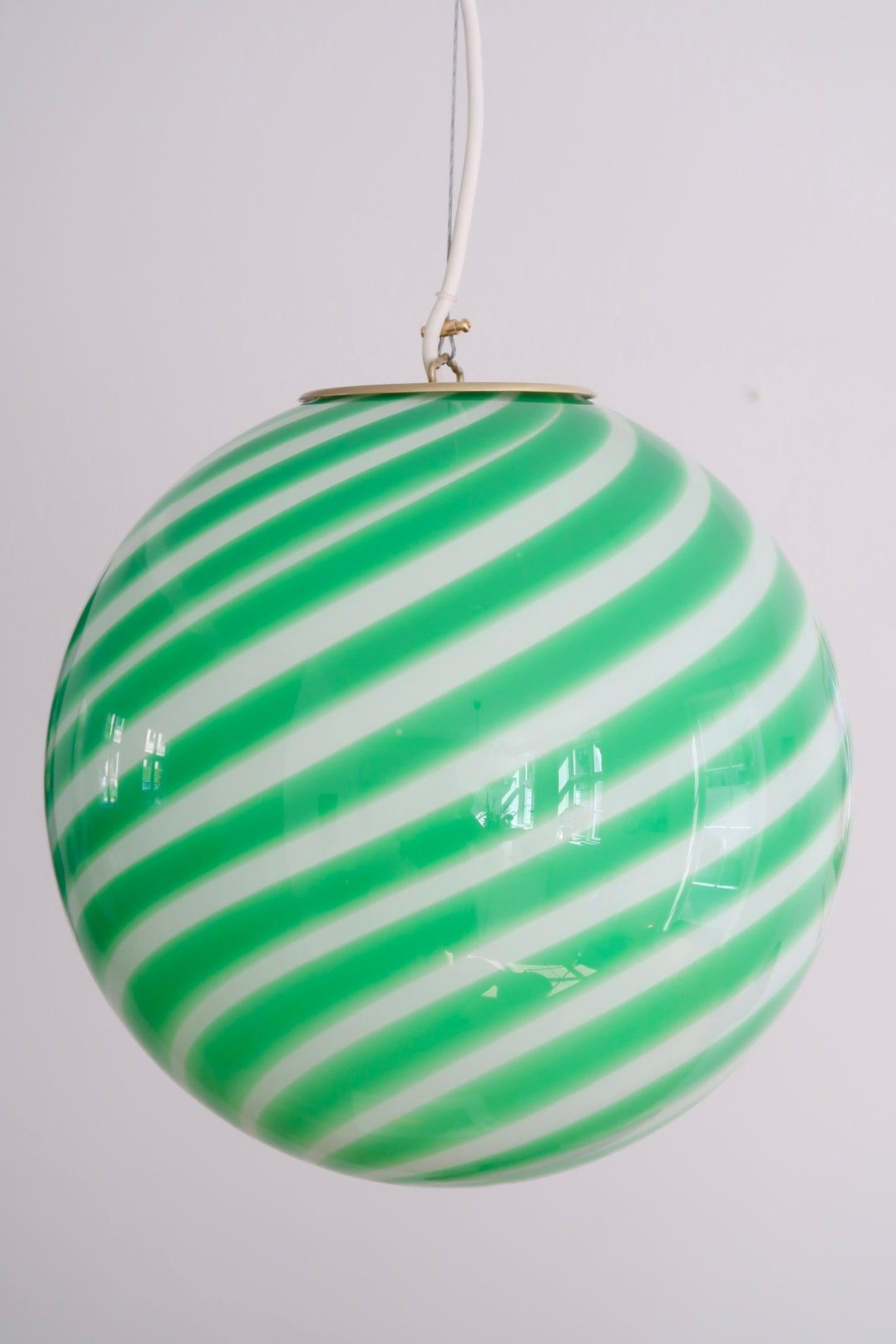 Medium Murano Vintage Candy pendant green / white swirl, made in Italy For Sale 1