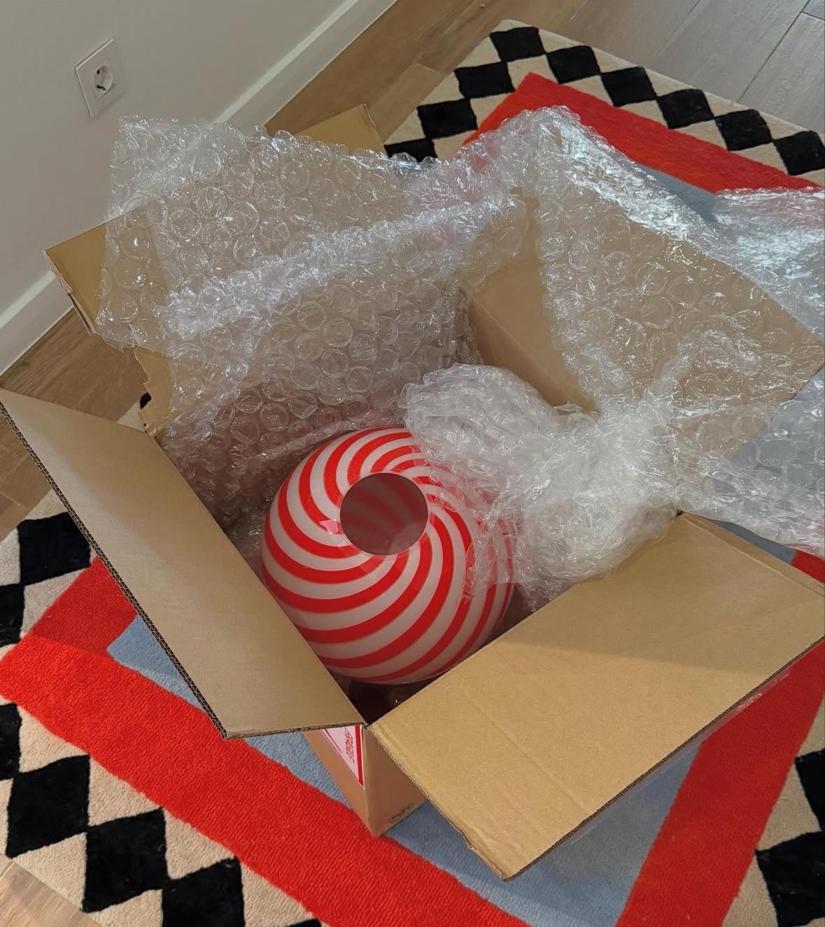 Medium Murano Vintage Candy pendant red / white swirl glass, made in Italy In New Condition For Sale In København, DK