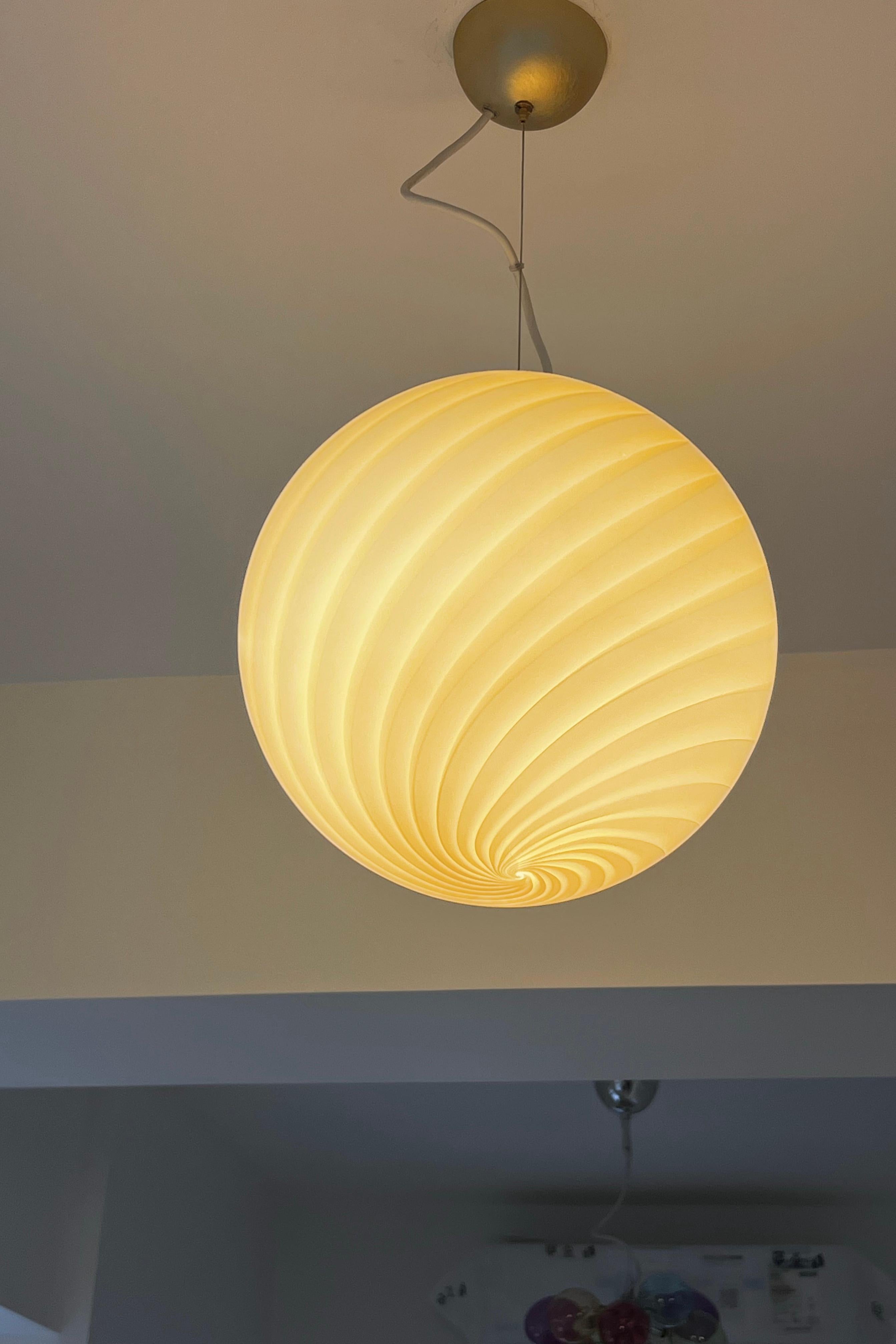 Italiano Ciondolo medio Vintage Candy di Murano in vetro giallo morbido, made in Italy in vendita