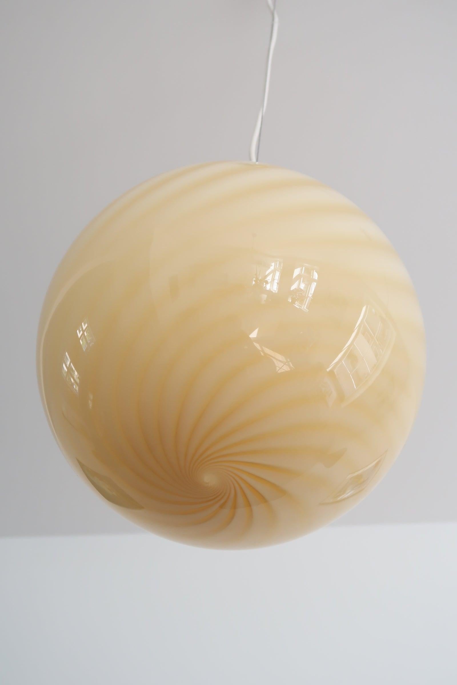 XXI secolo e contemporaneo Ciondolo medio Vintage Candy di Murano in vetro giallo morbido, made in Italy in vendita